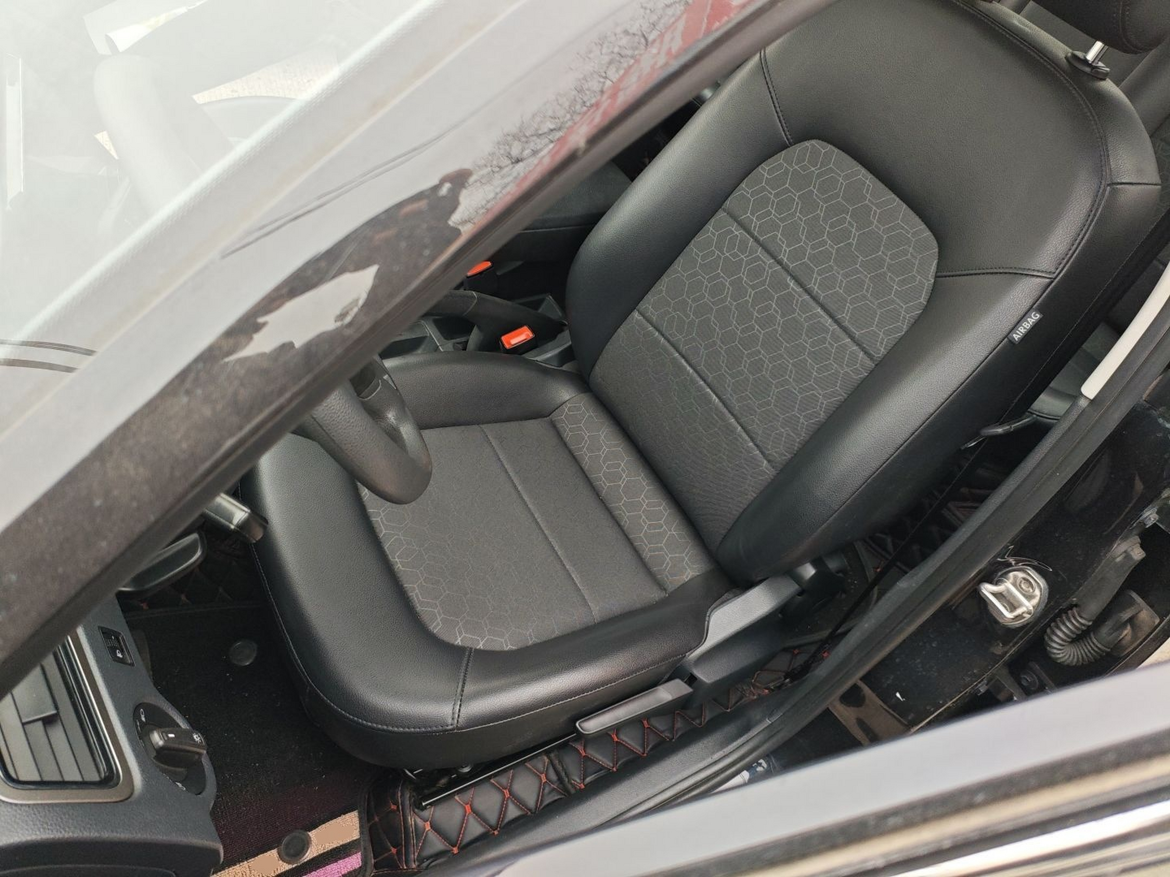 المقاعد الأمامية داخل السيارة