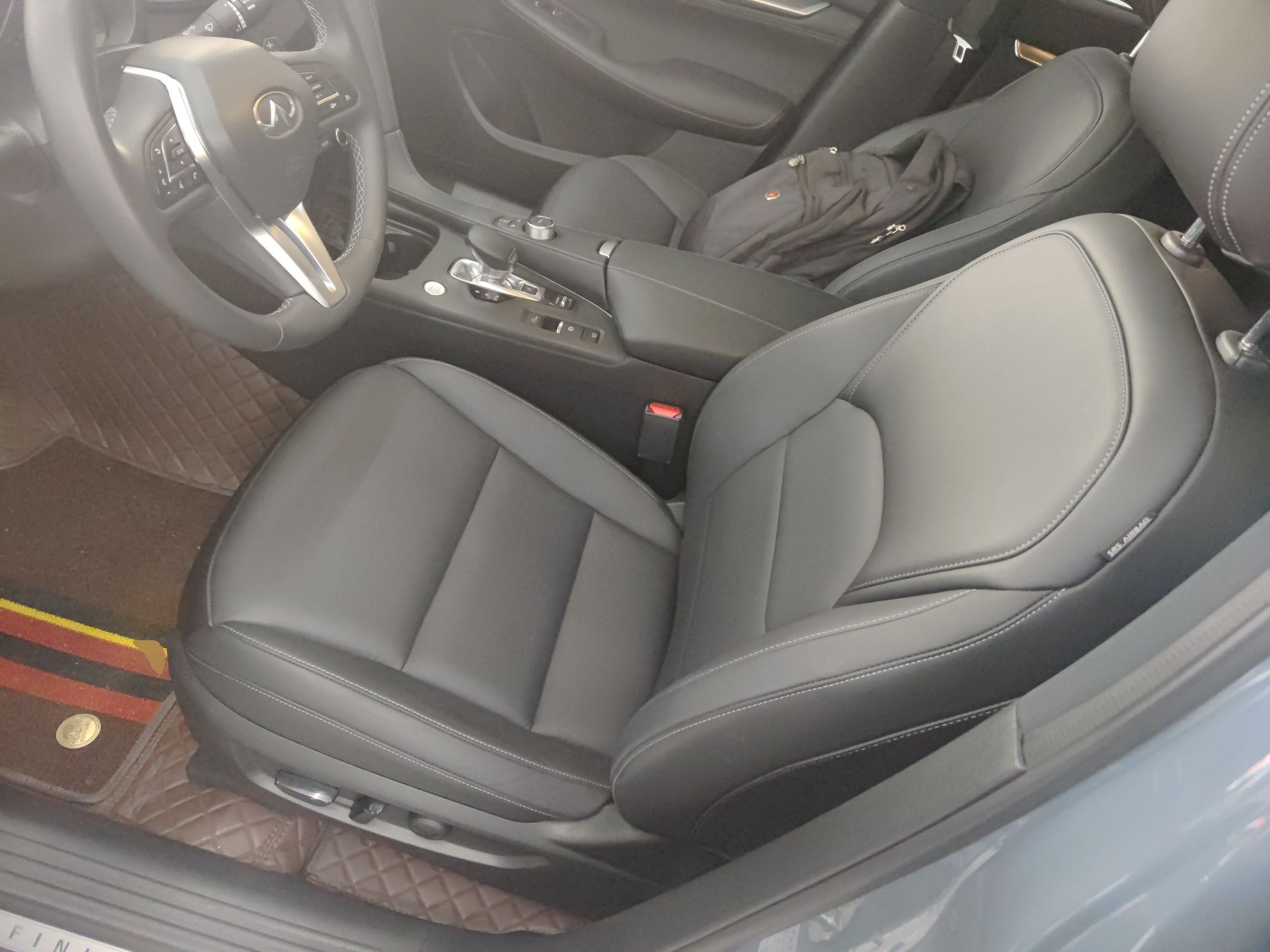 Переднее сиденье в автомобиле