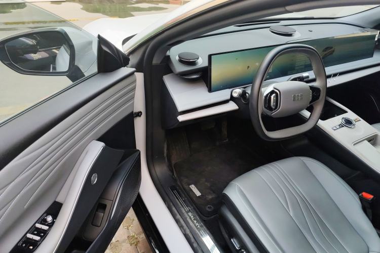 Used  E8 2024 550 km Range Rear-Wheel-Drive PRO