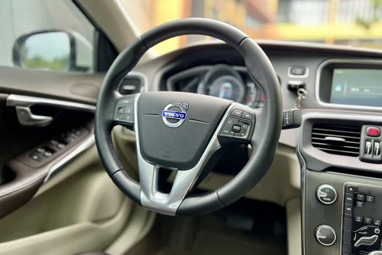 Used Volvo V40 2016 T3 Zhiyi Edition
