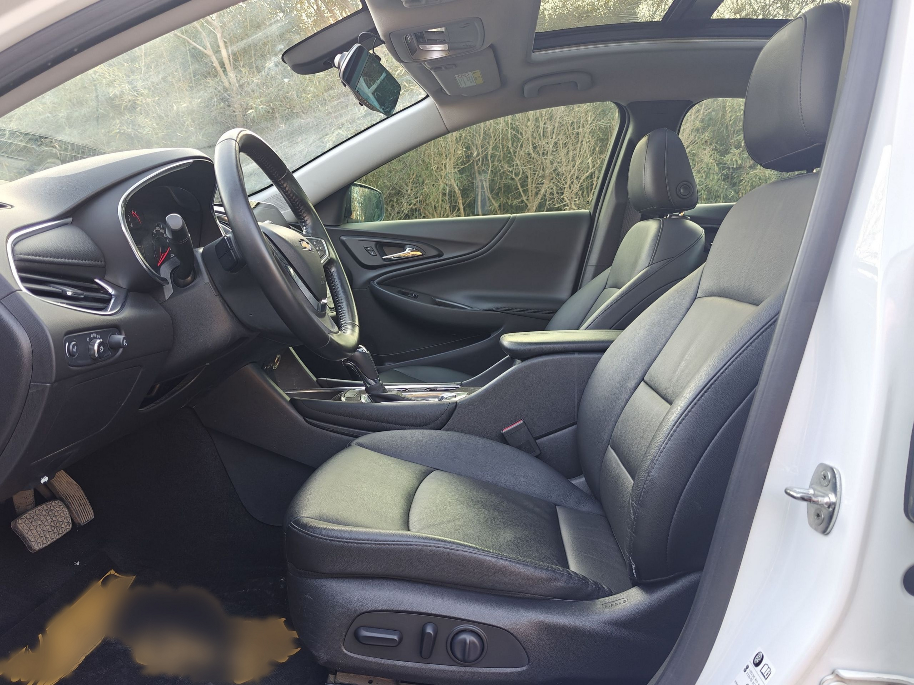 Переднее сиденье в автомобиле