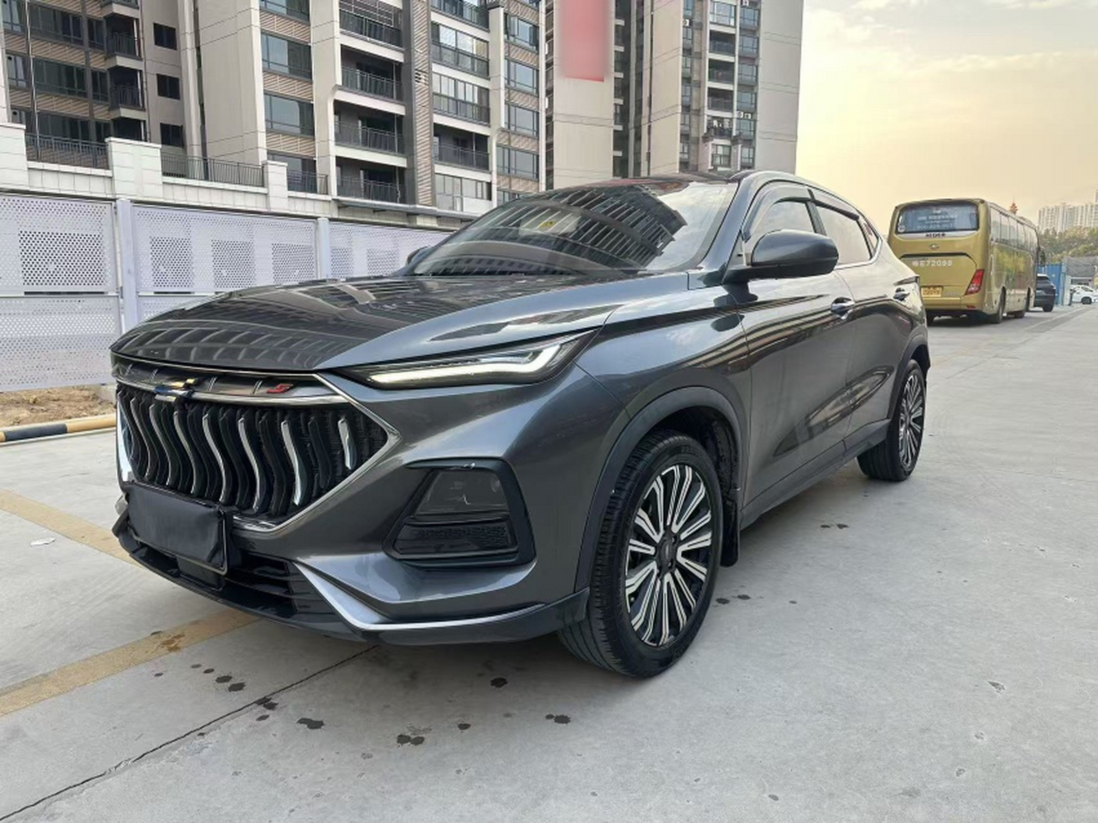 Под передней частью автомобиля