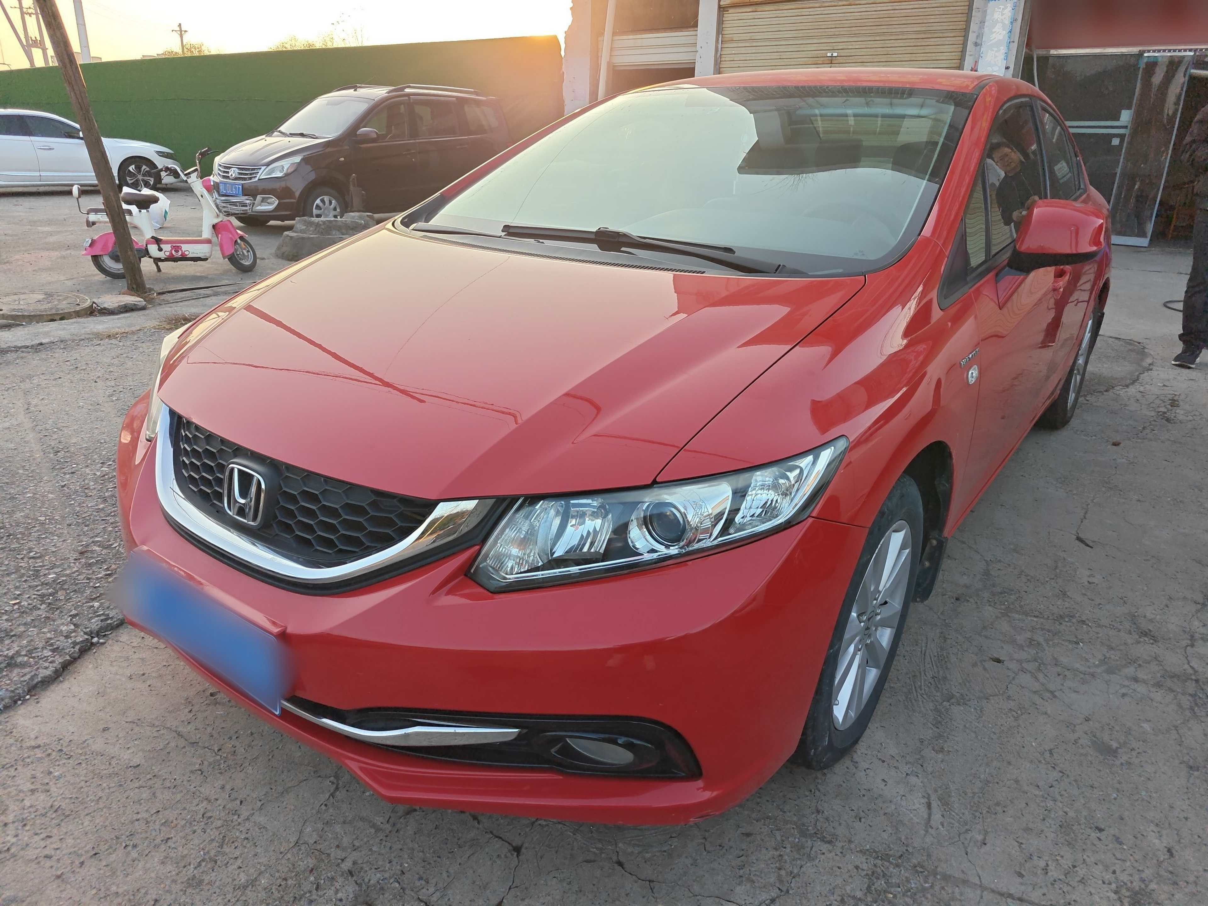 تحت مقدمة السيارة