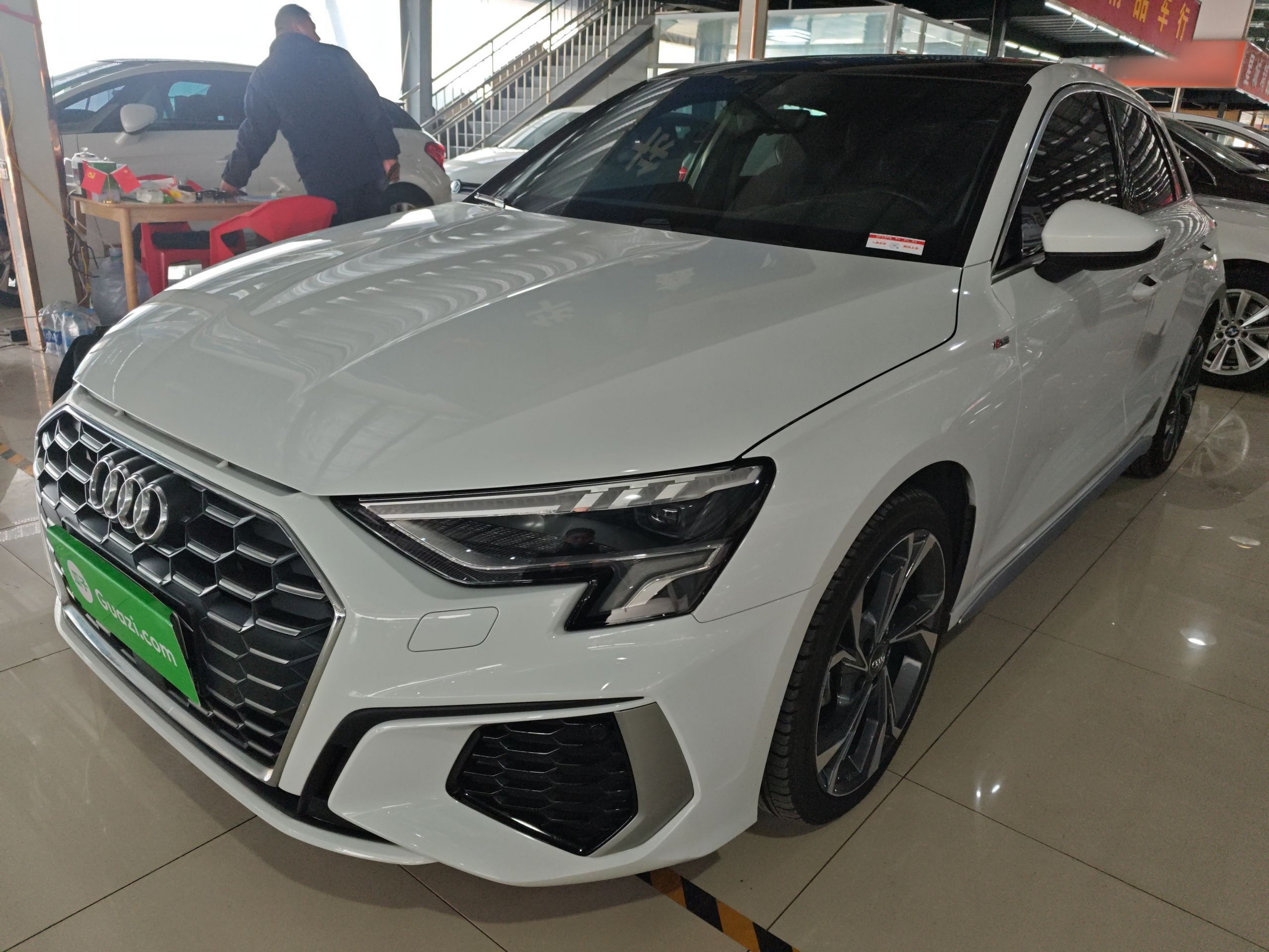 Под передней частью автомобиля