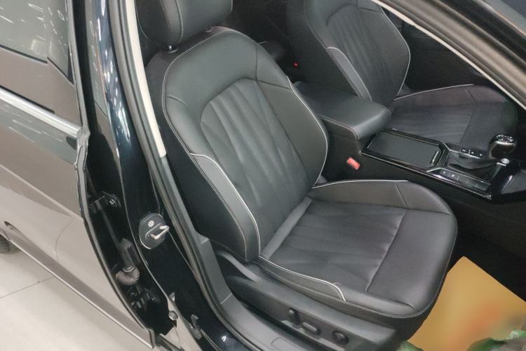 Used Volkswagen Passat 2022 330TSI Luxury Edition Custom Version
