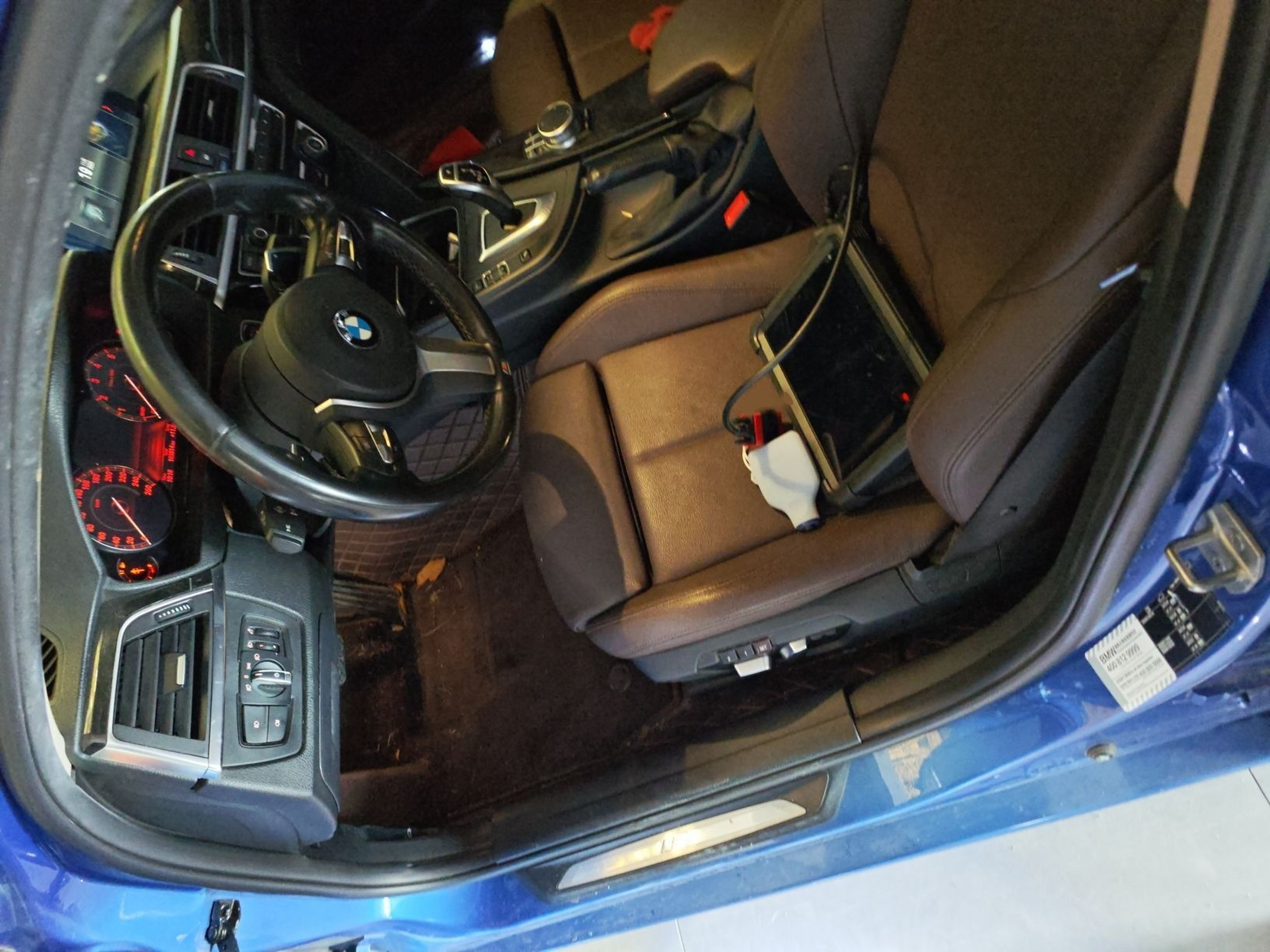 Переднее сиденье в автомобиле