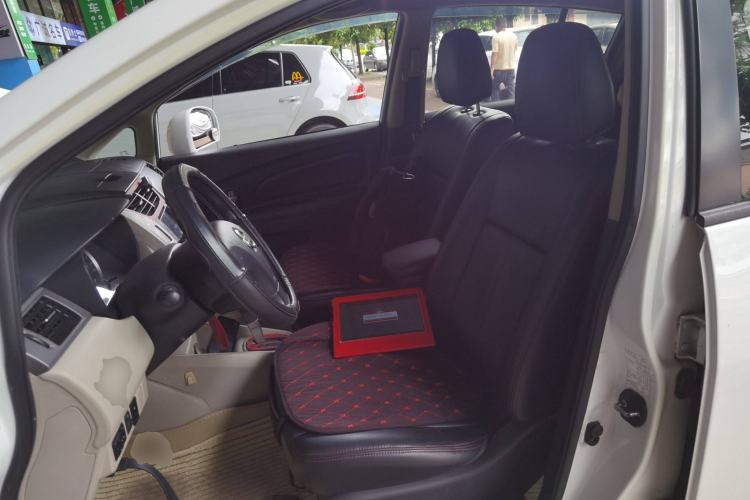 Used Venucia R50 2015 1.6L Automatic Fashion Edition
