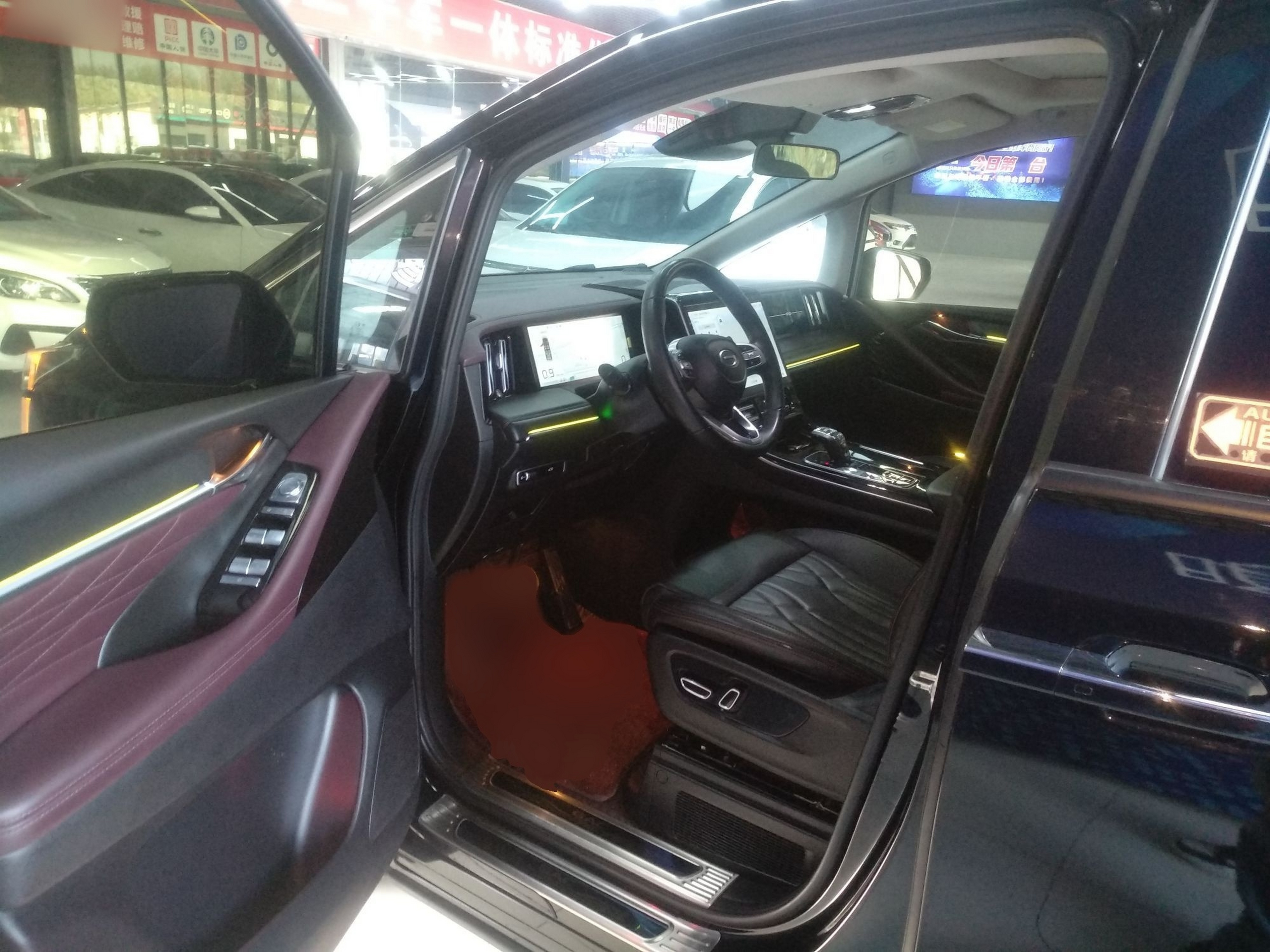 المقاعد الأمامية داخل السيارة