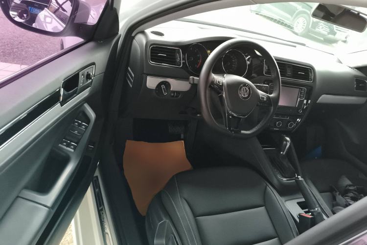 Used Volkswagen Sagitar 2017 230TSI Automatic Comfort Version
