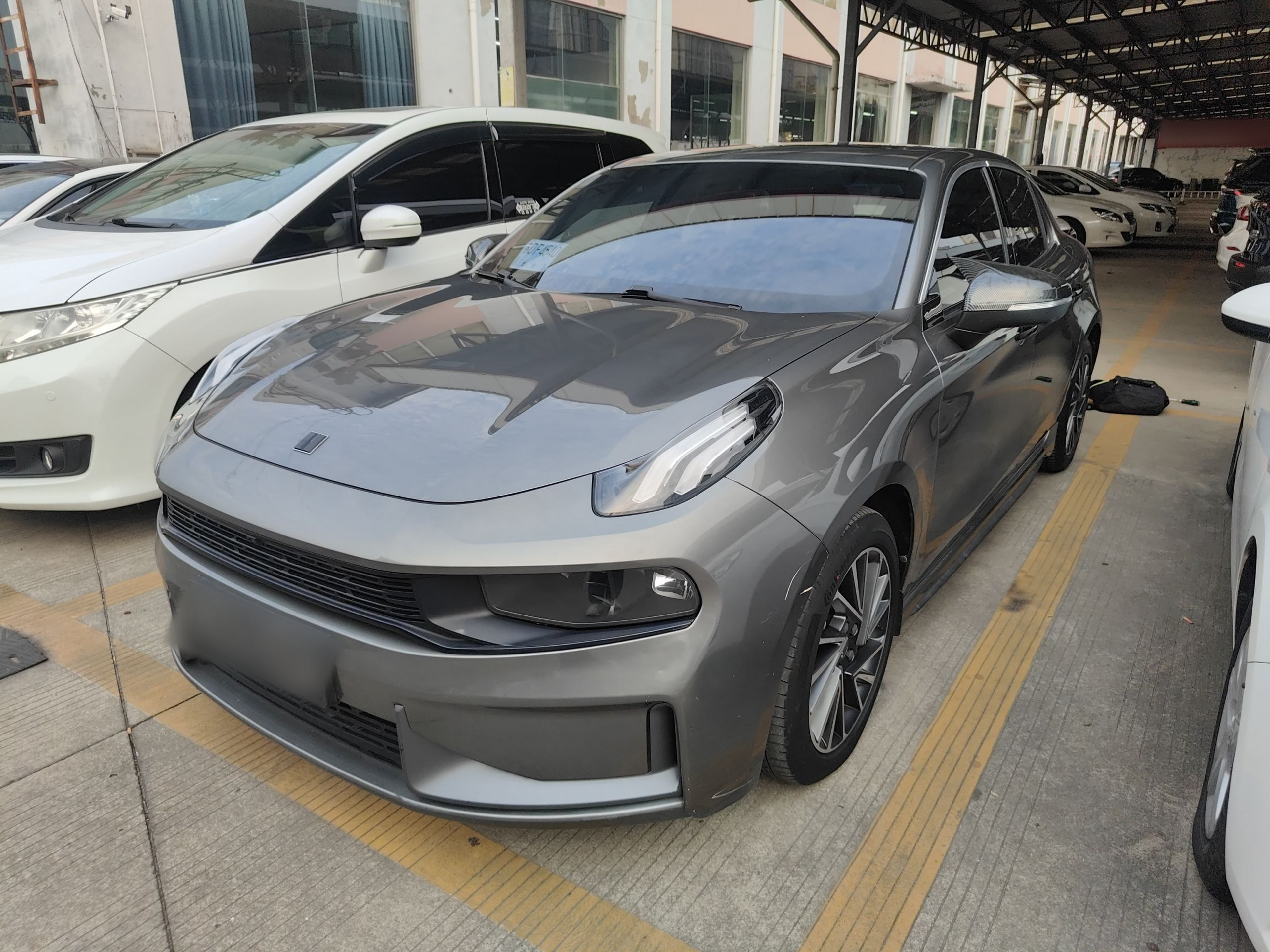 Под передней частью автомобиля