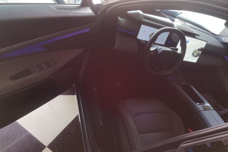 Used Lynk & Co 08 EM-P 2025 220 km All-Wheel-Drive Performance Halo