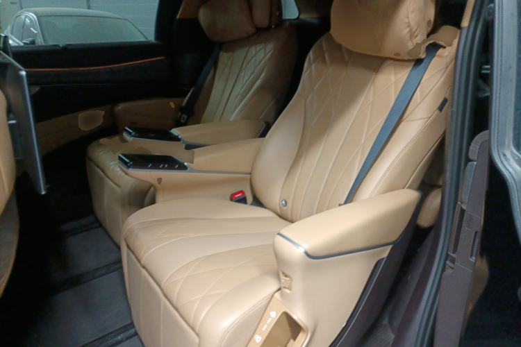 Used Denza D9 2025 DM-i Smart Drive 1020 Four-Wheel Drive Deluxe Model
