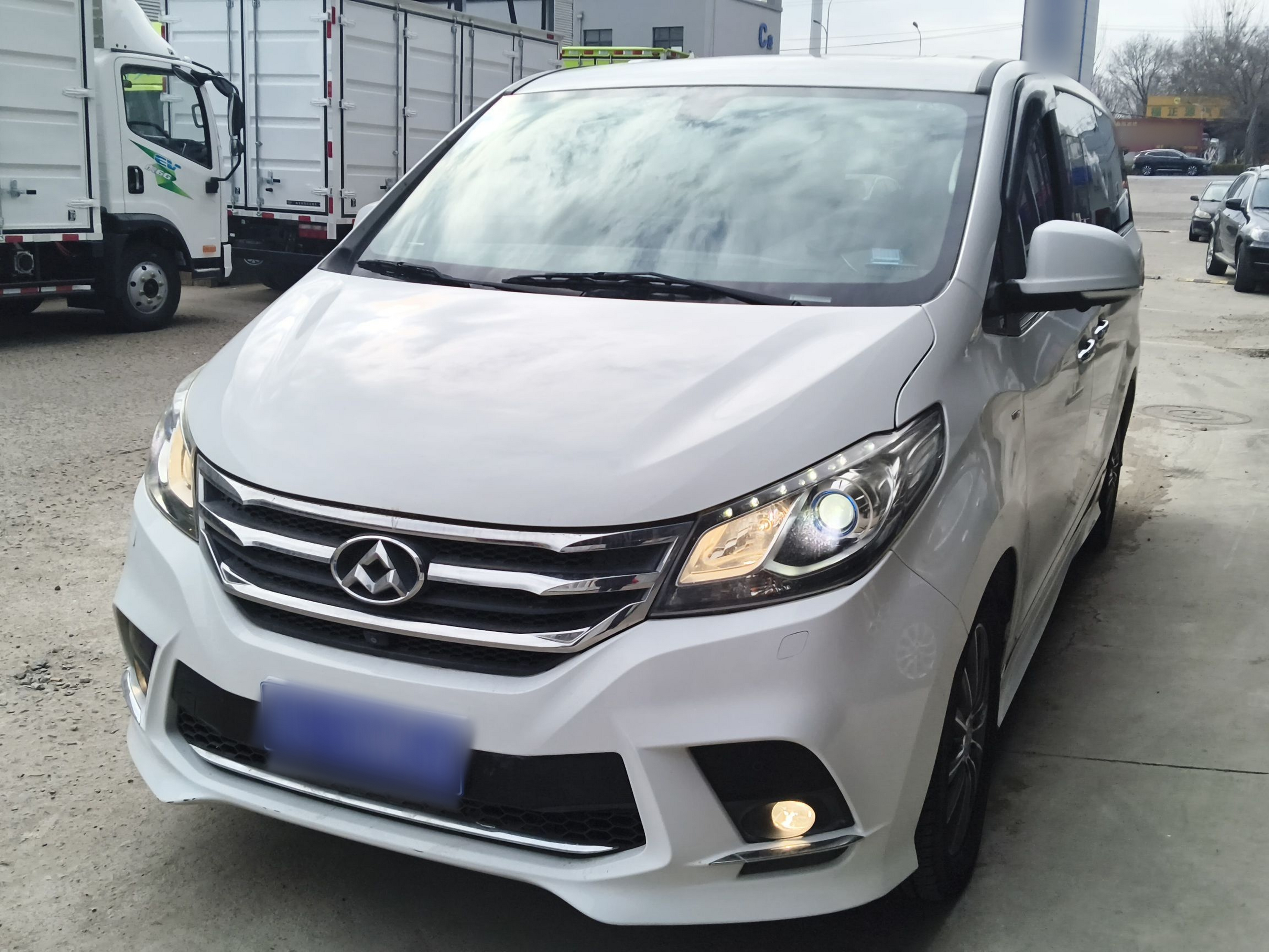 Под передней частью автомобиля