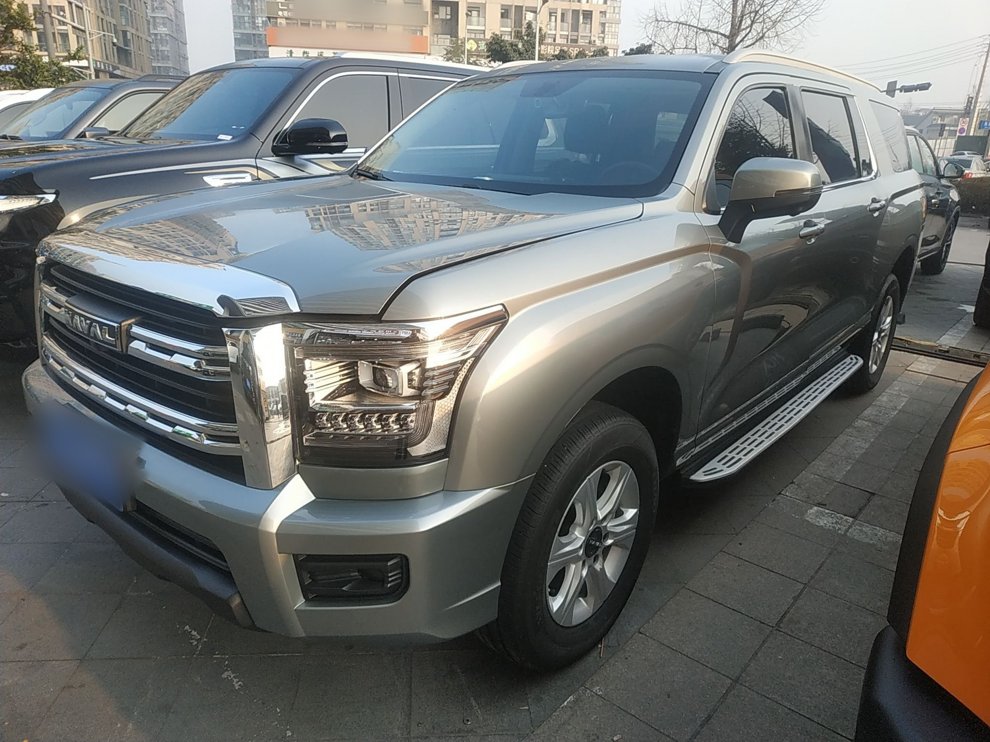 Под передней частью автомобиля