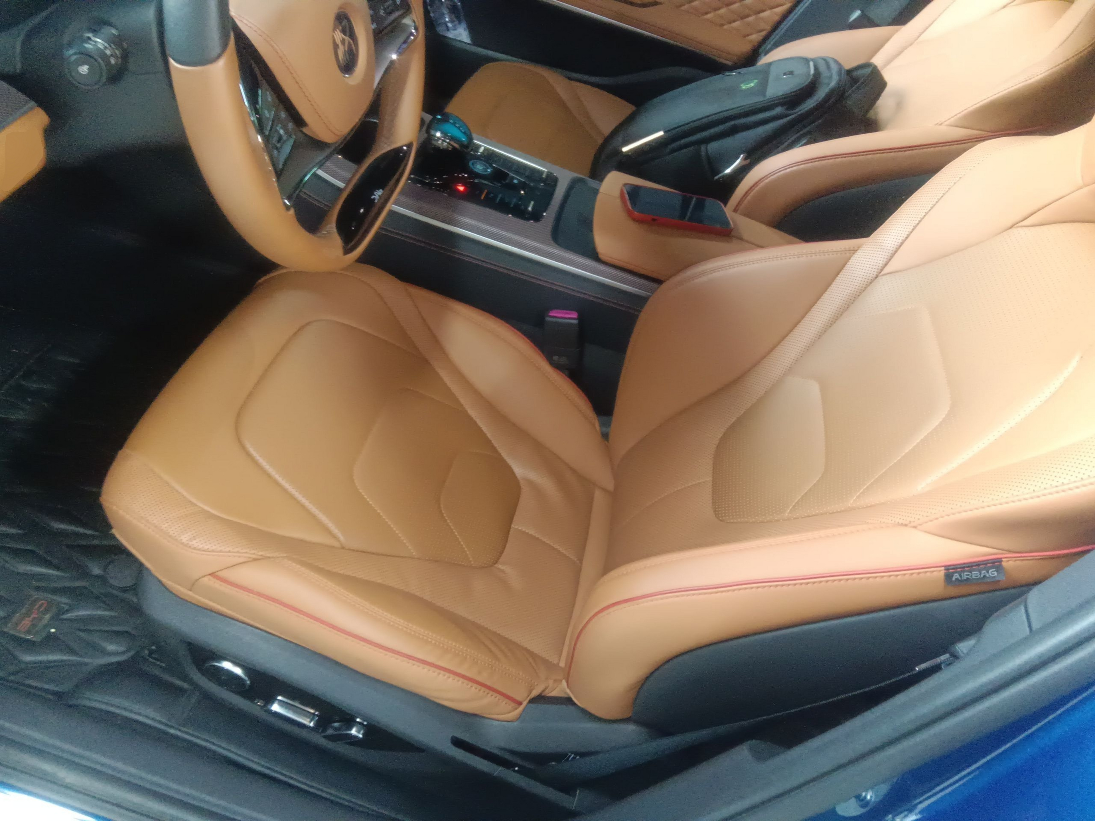 المقاعد الأمامية داخل السيارة