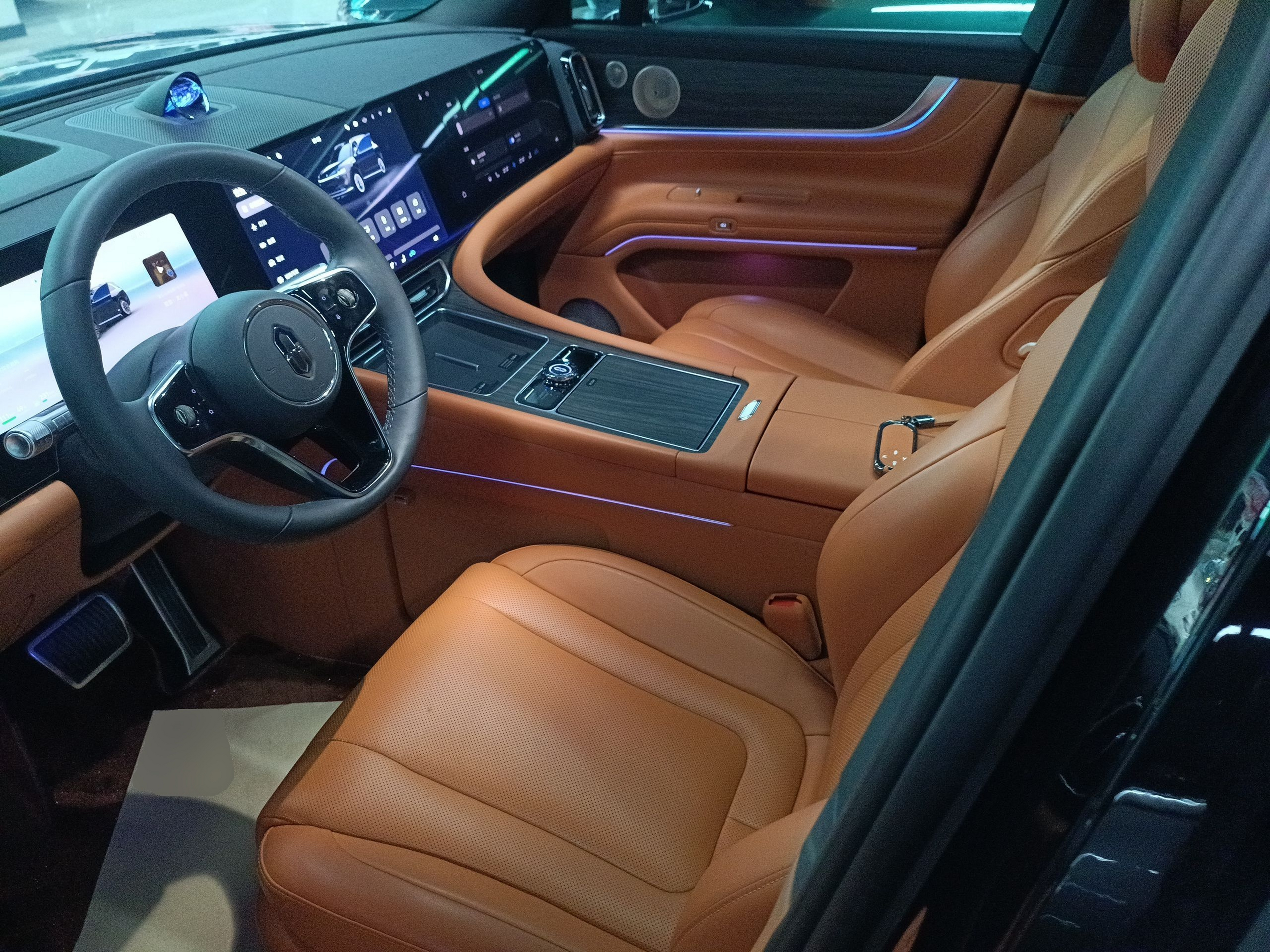 المقاعد الأمامية داخل السيارة