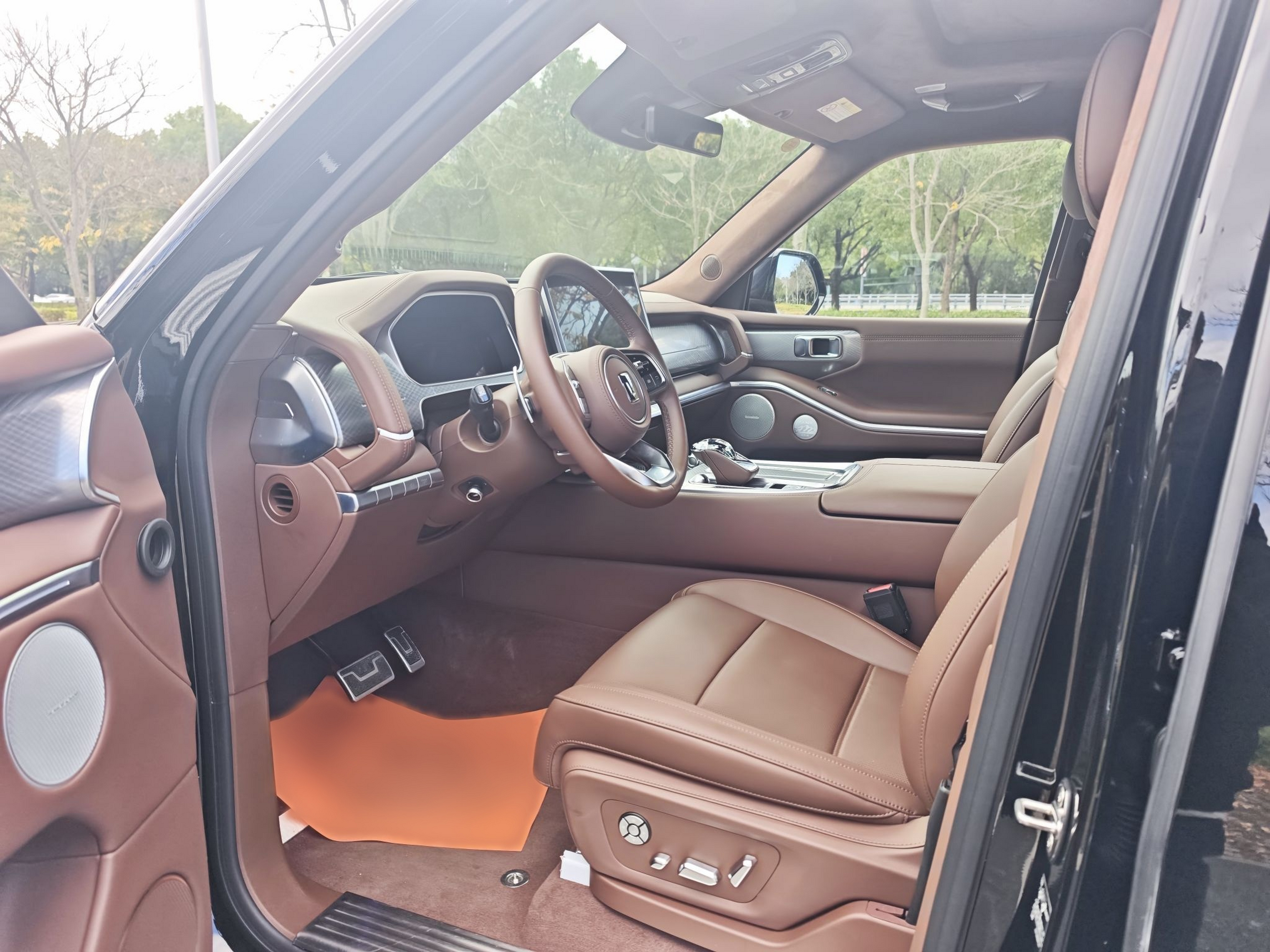 Переднее сиденье в автомобиле