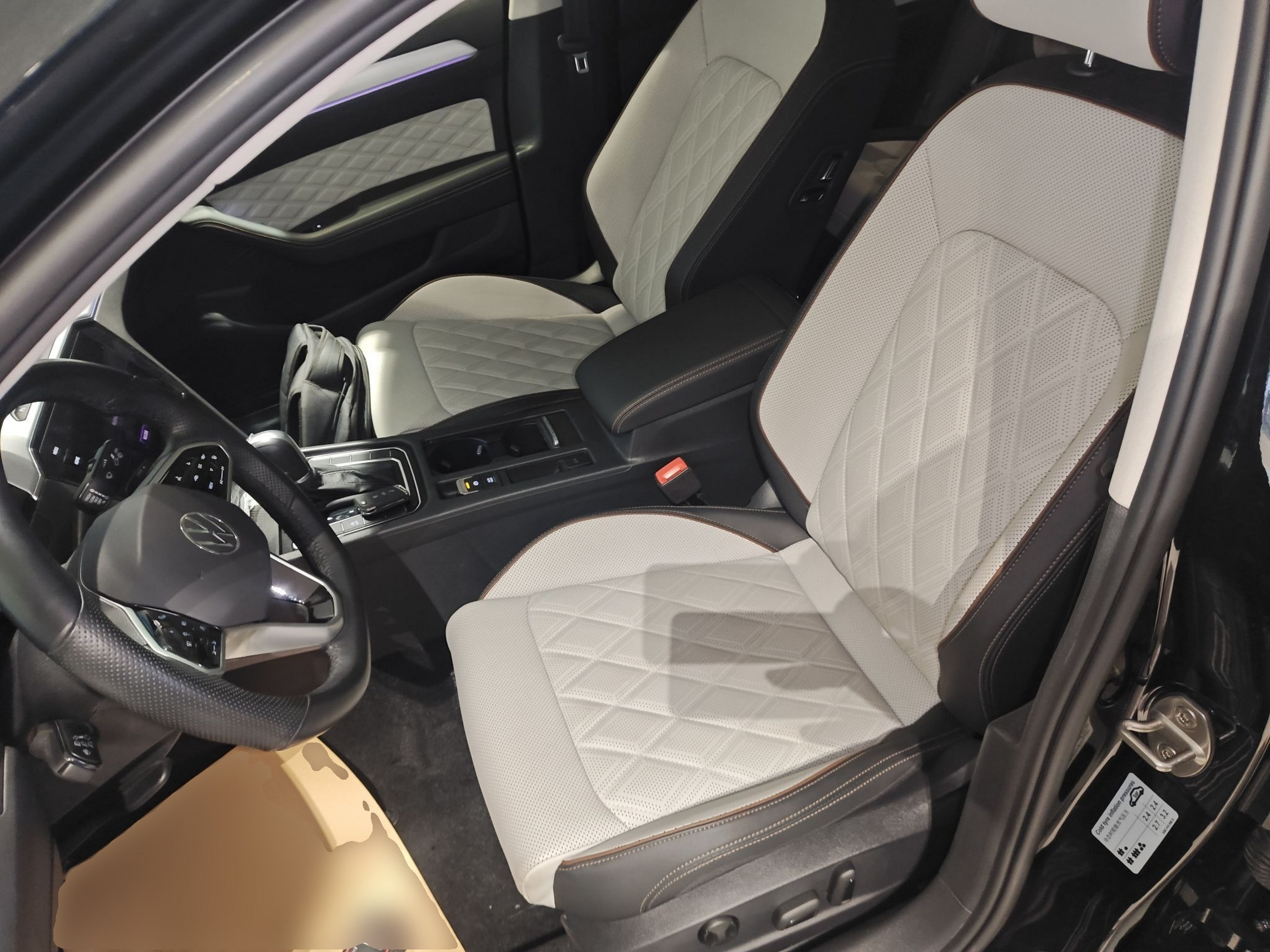 المقاعد الأمامية داخل السيارة