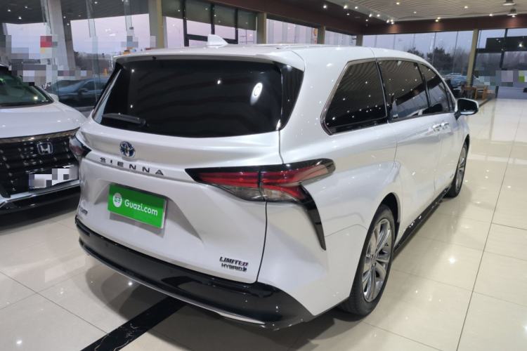 Used Toyota Sienna 2023 2.5L Hybrid Deluxe Edition