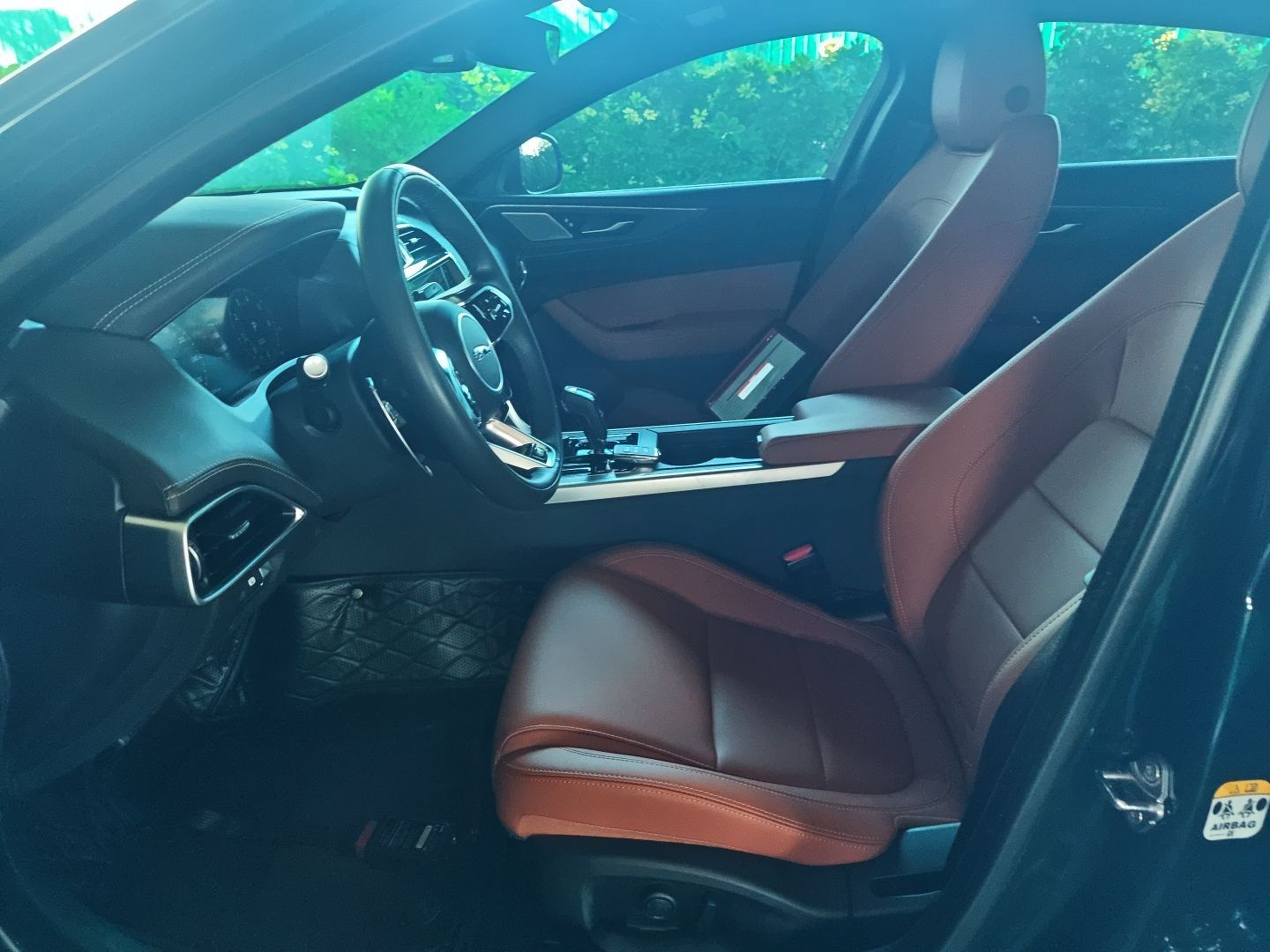 Переднее сиденье в автомобиле