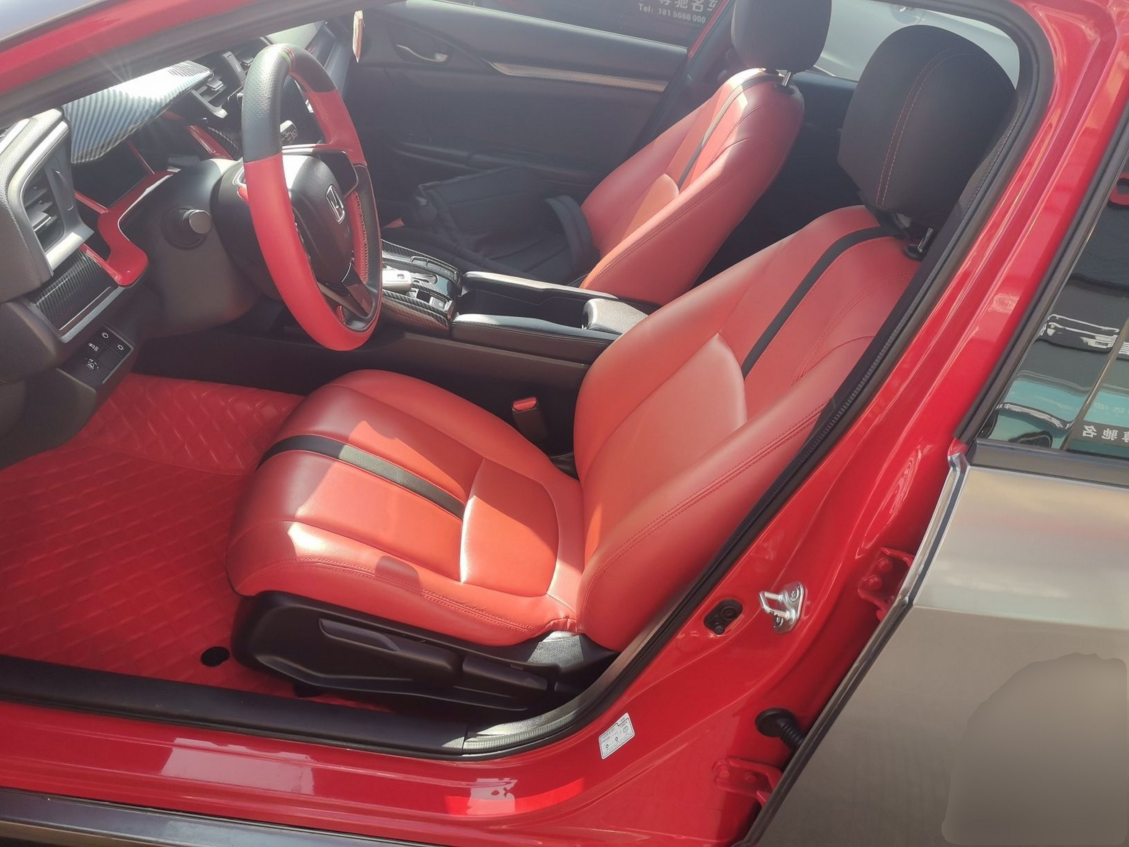 المقاعد الأمامية داخل السيارة