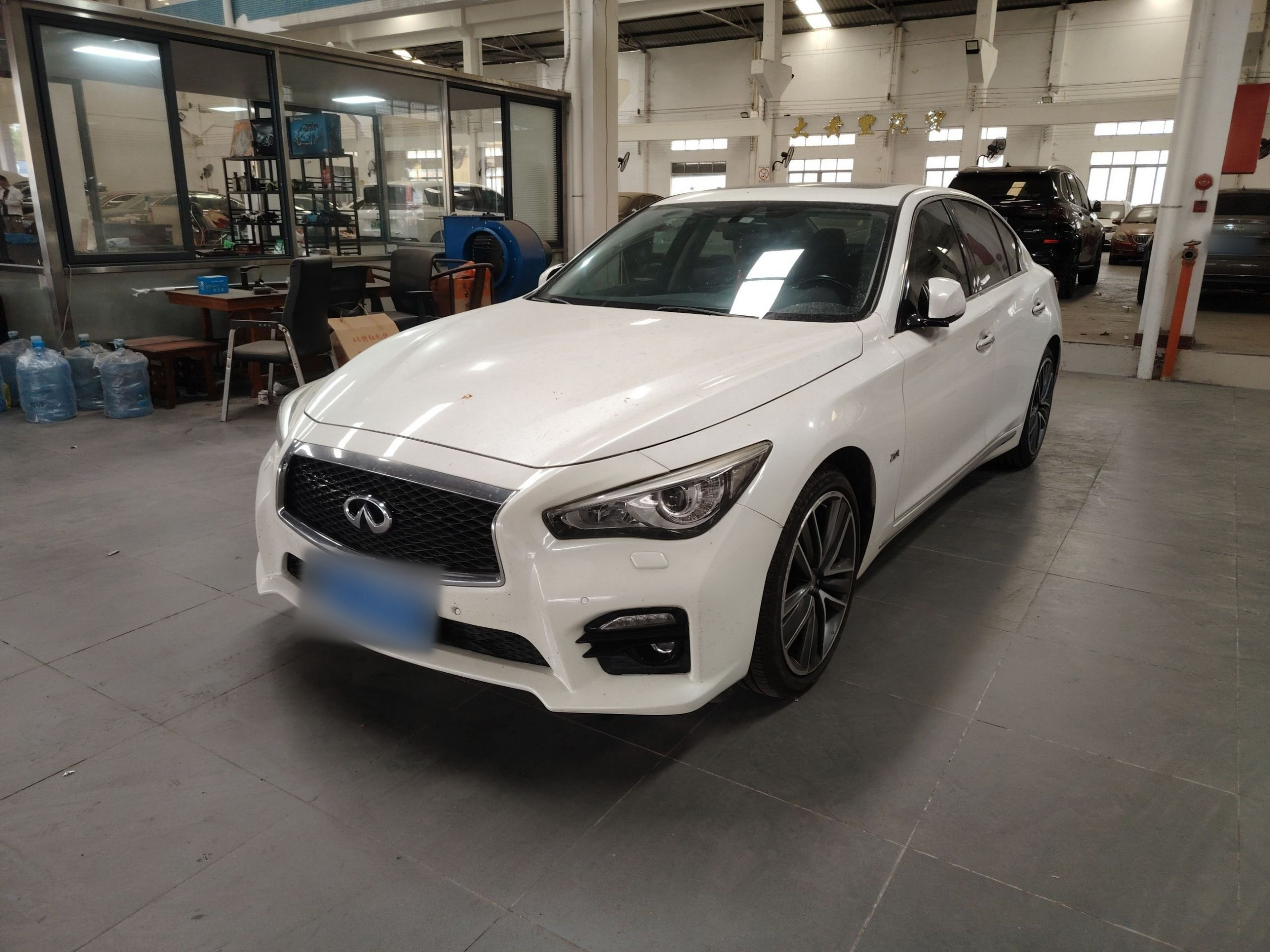 تحت مقدمة السيارة