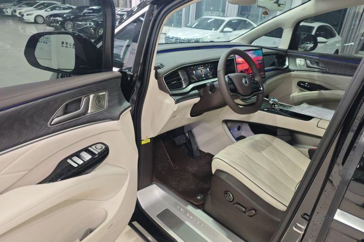 Used Denza D9 2024 DM-i 980 Four-Wheel Drive Prestige Model
