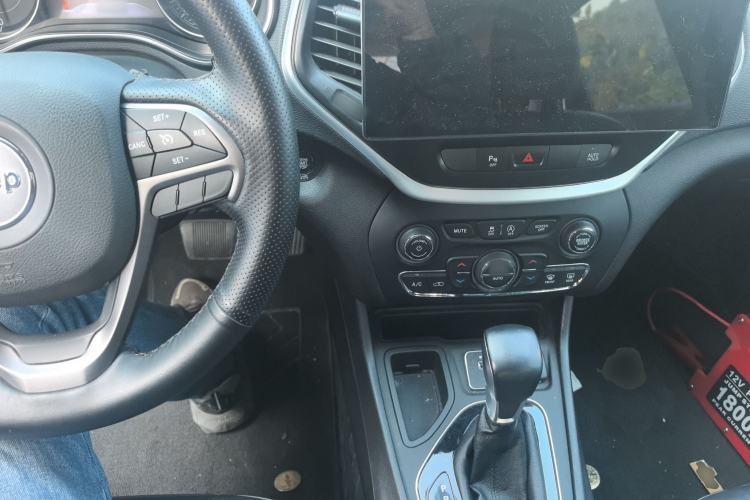 Used  Cherokee 2019 2.0T Two-Wheel Drive Smart Enjoyment Version China VI