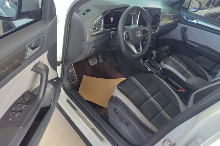 Used Volkswagen T-ROC 2024 300TSI DSG Two-Wheel-Drive Chen Guang Edition
