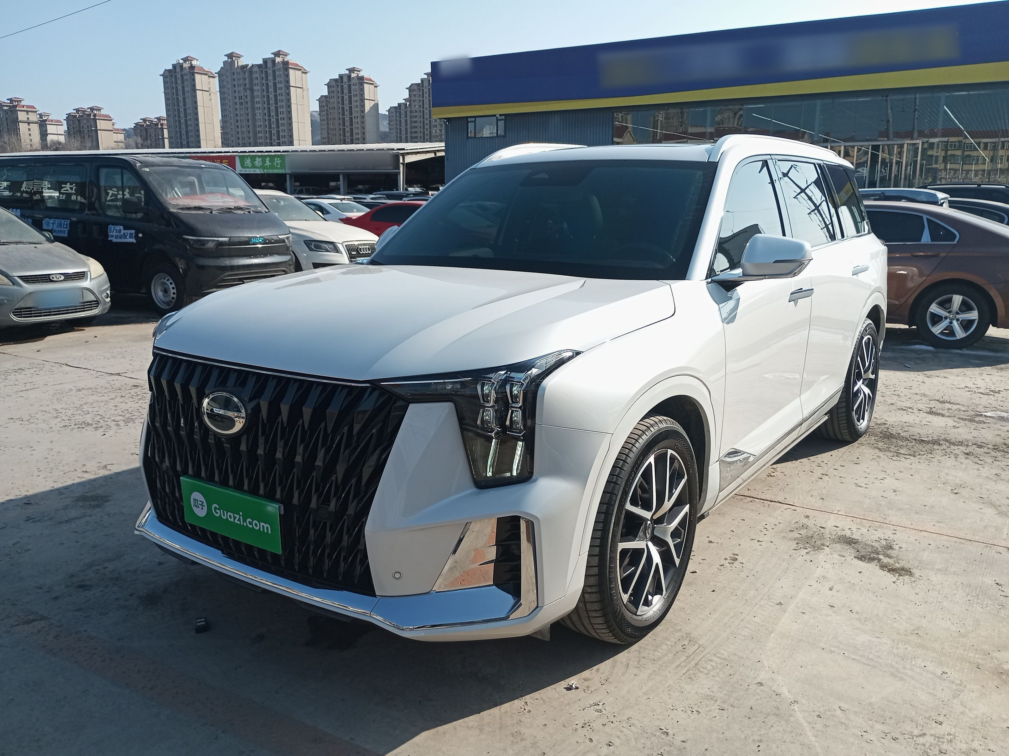 تحت مقدمة السيارة