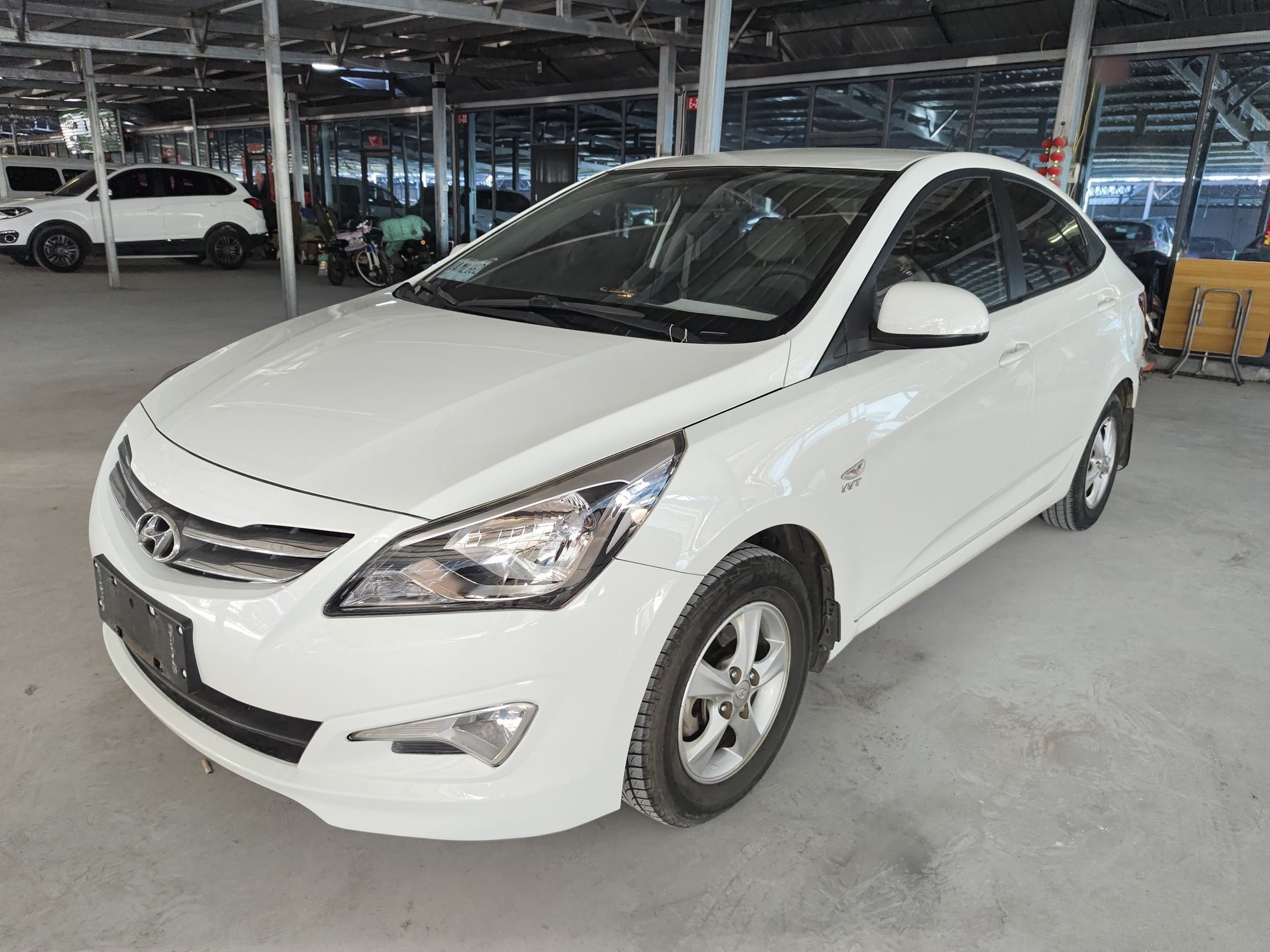 تحت مقدمة السيارة