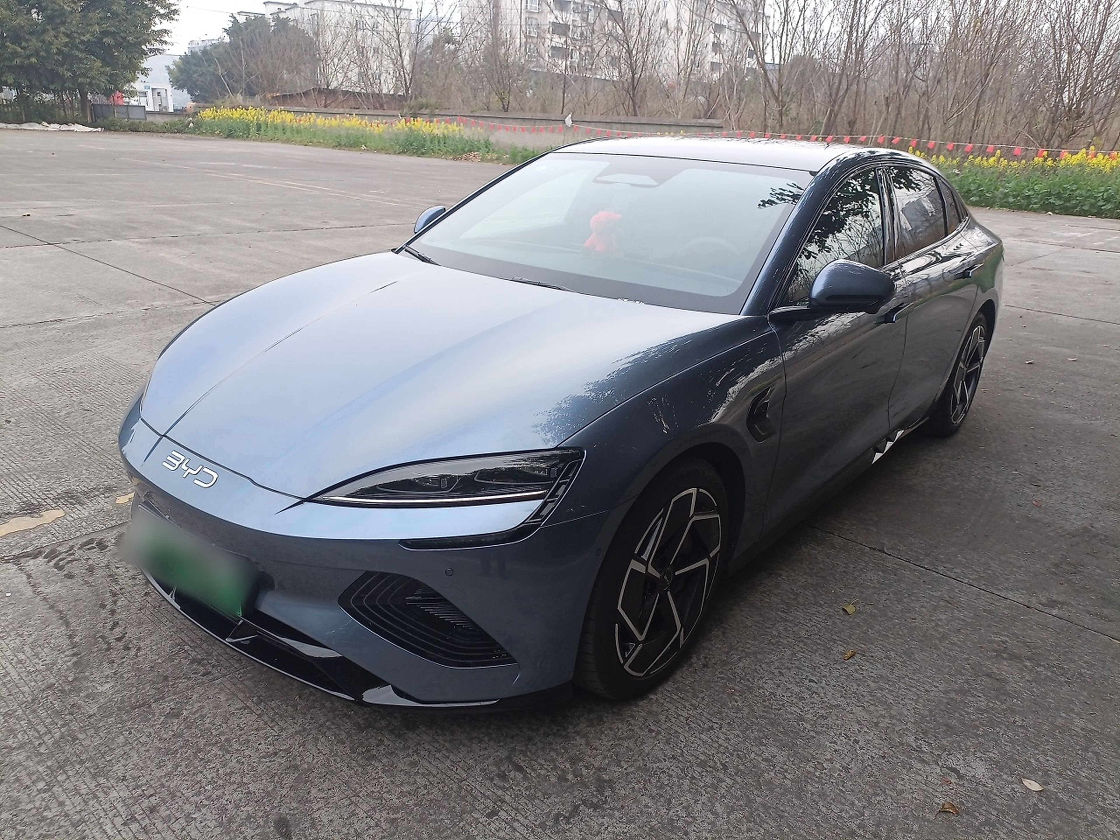 Под передней частью автомобиля