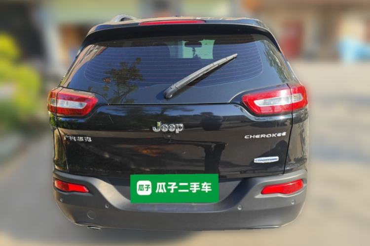 Used  Cherokee 2016 2.0L Smart Version
