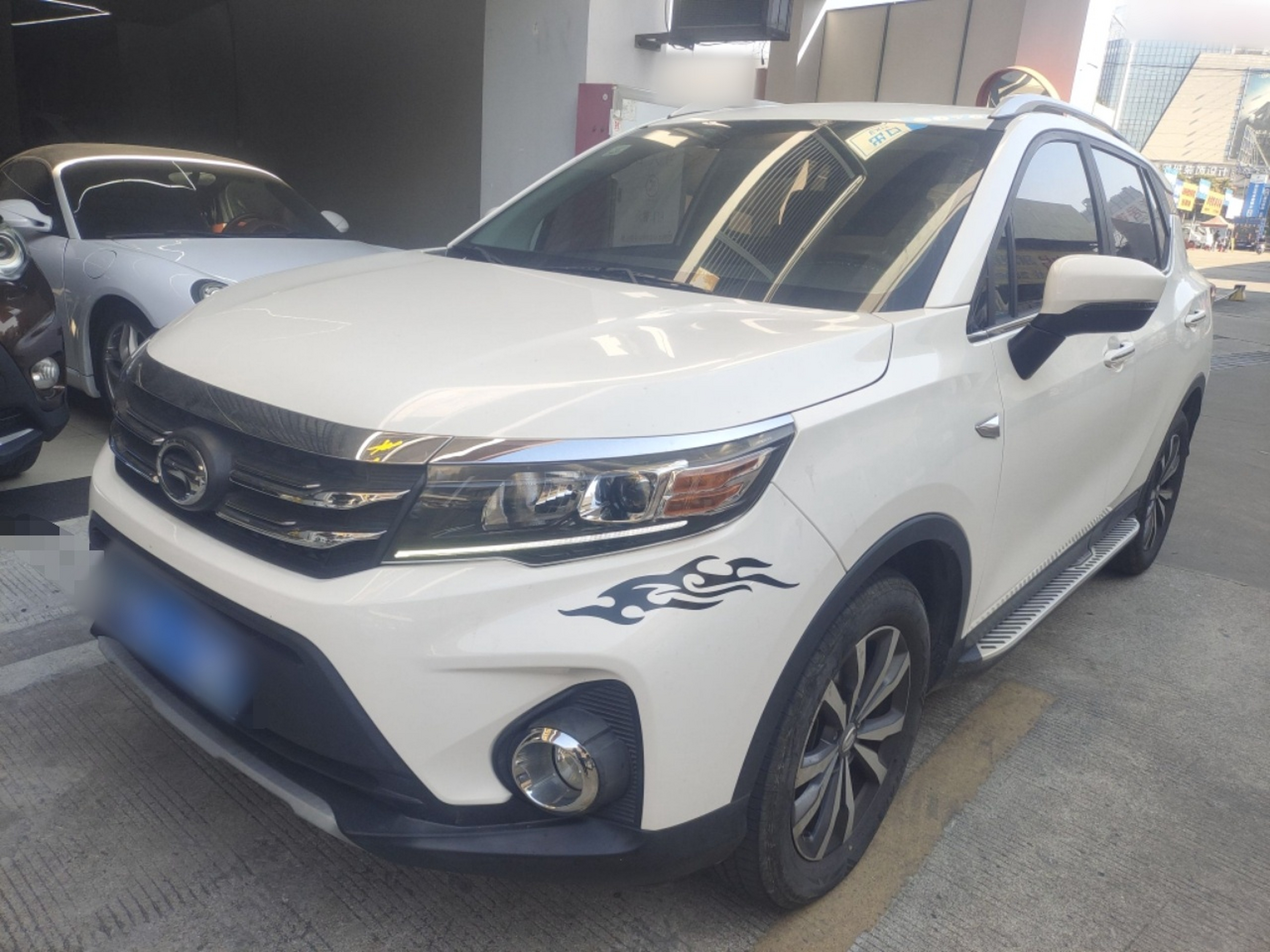 تحت مقدمة السيارة