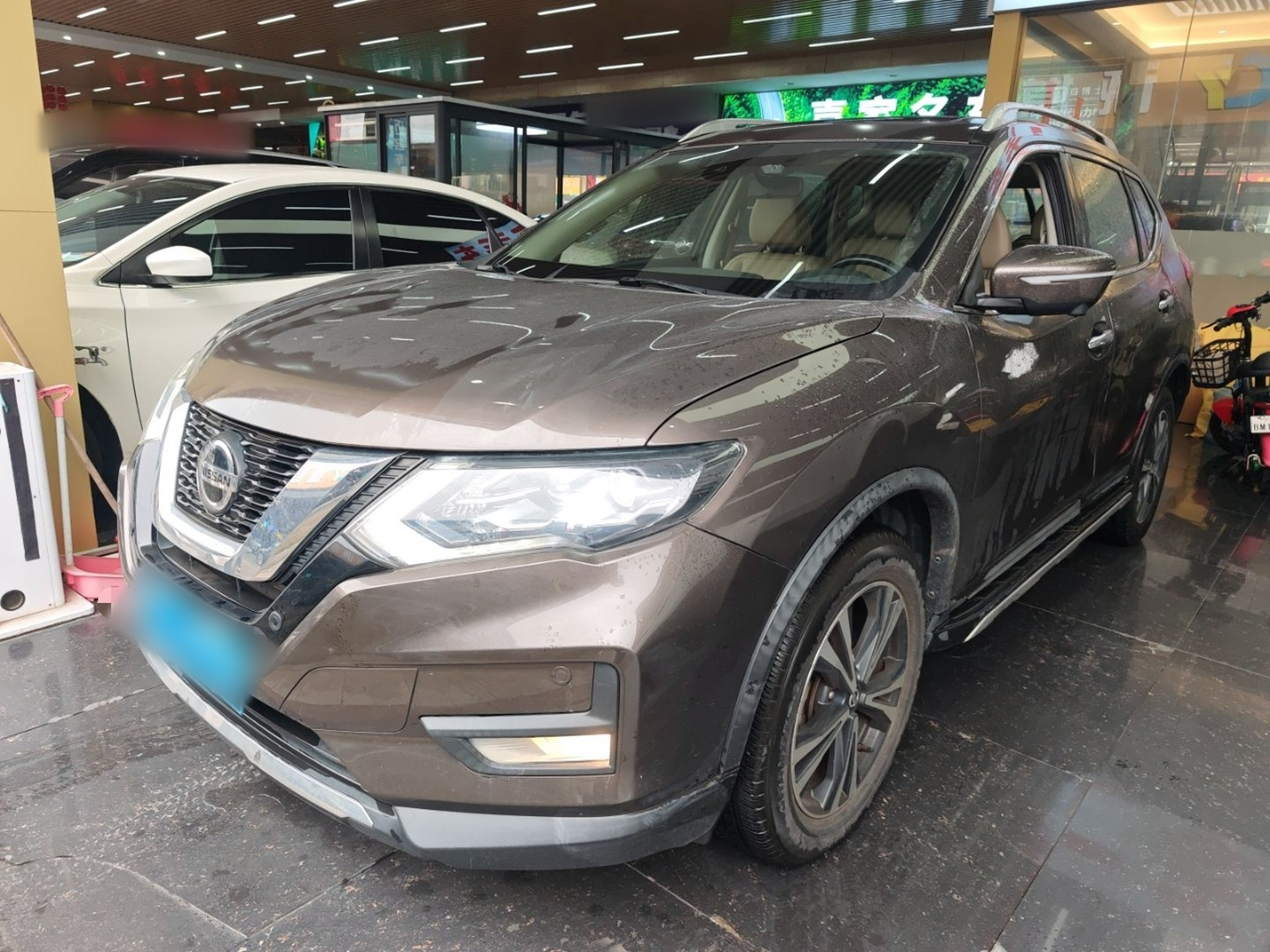 Под передней частью автомобиля