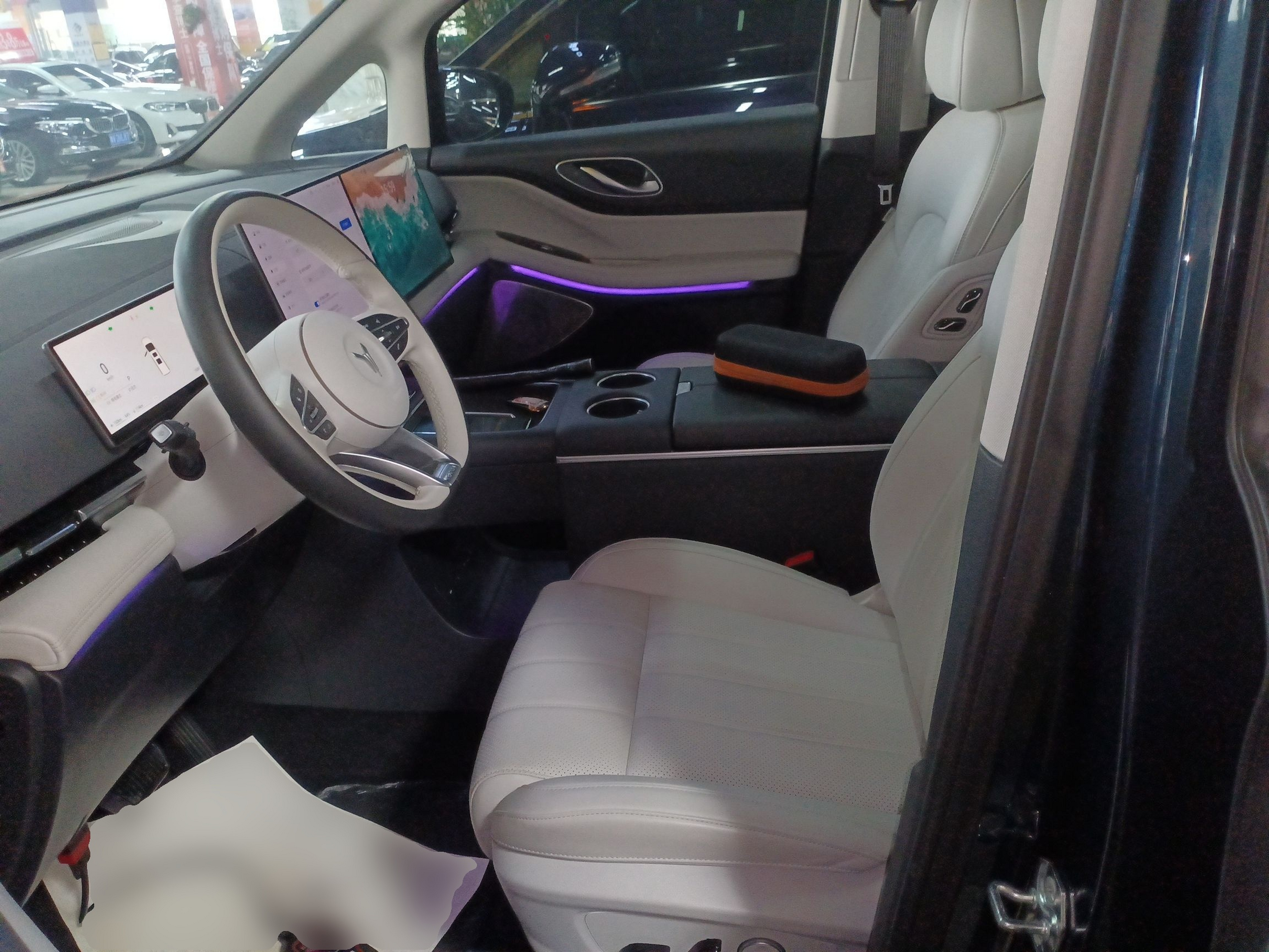 المقاعد الأمامية داخل السيارة