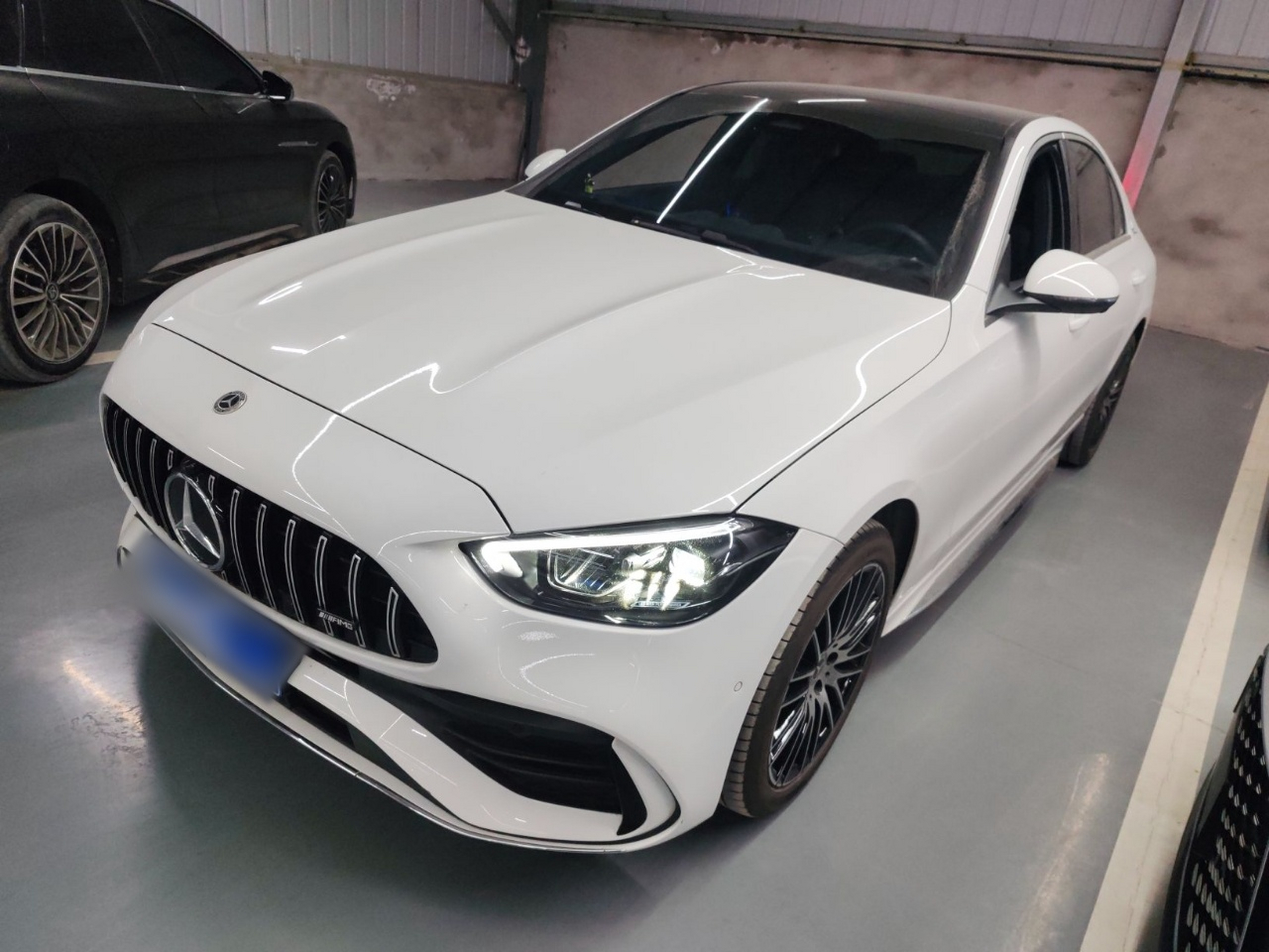 تحت مقدمة السيارة