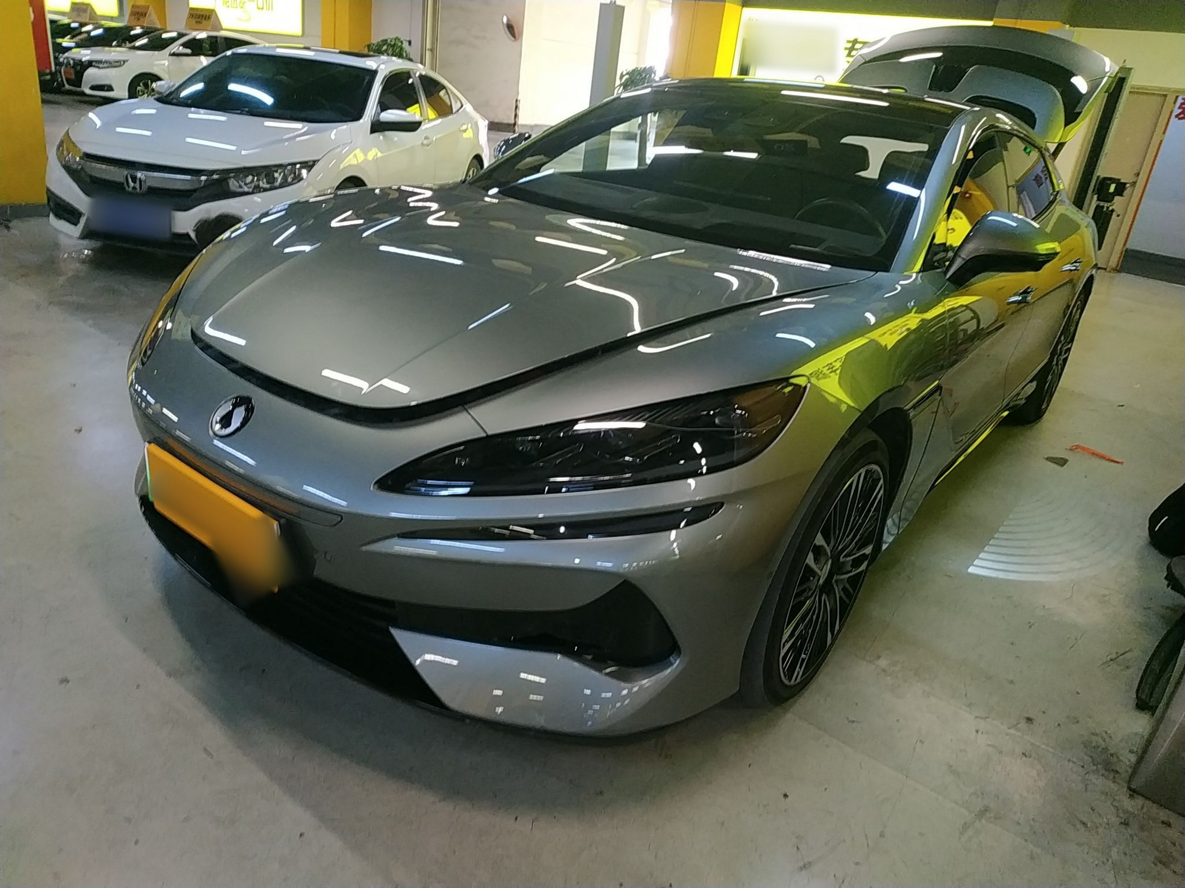 Под передней частью автомобиля