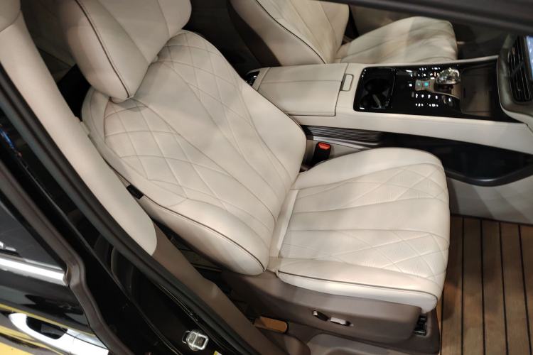 Used Denza D9 2022 DM-i 970 Four-Wheel Drive Prestige Model
