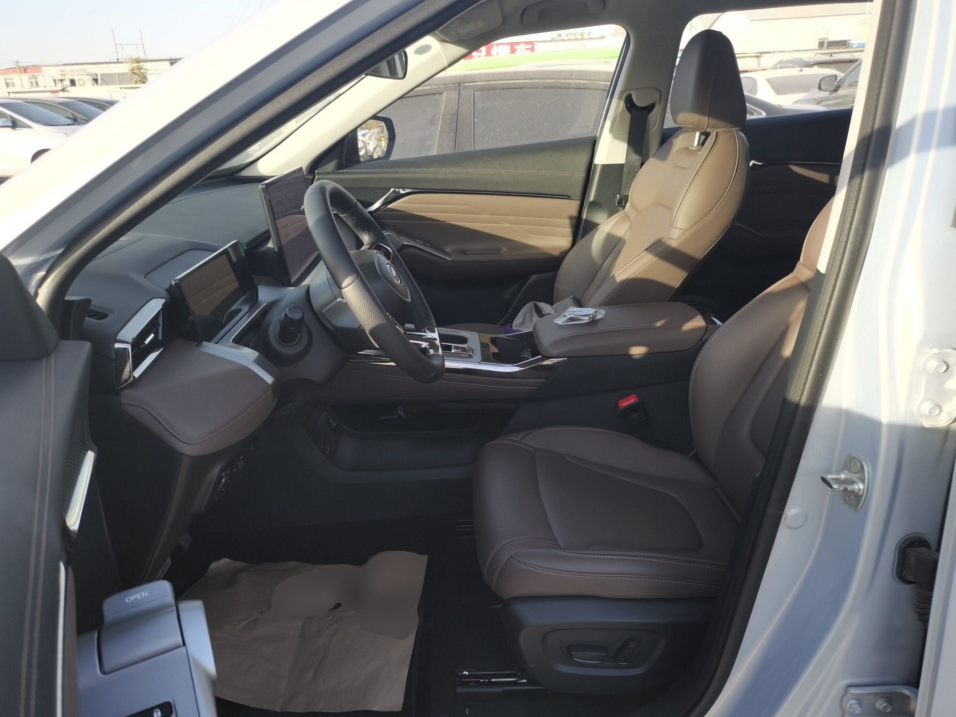 المقاعد الأمامية داخل السيارة