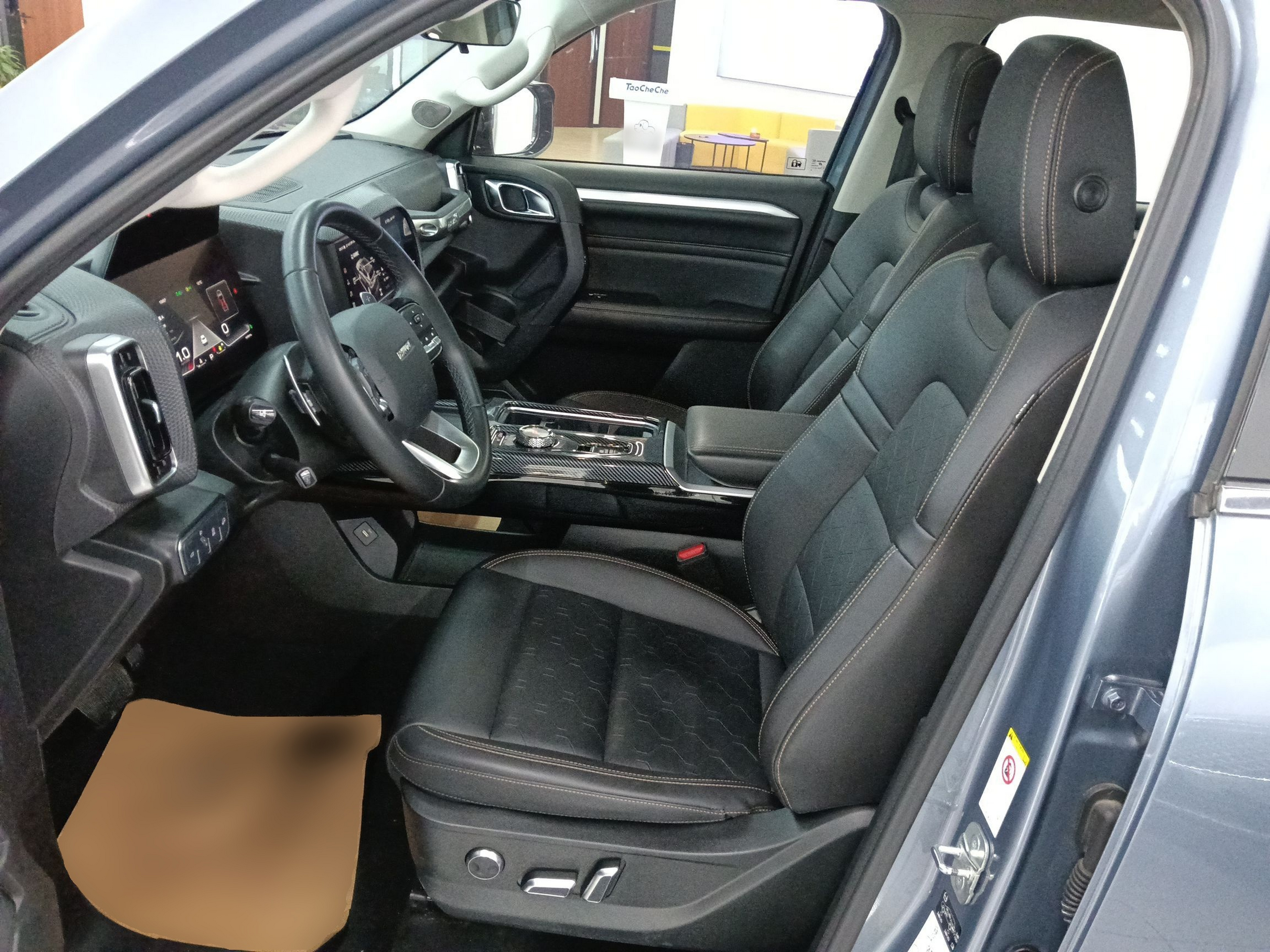 المقاعد الأمامية داخل السيارة