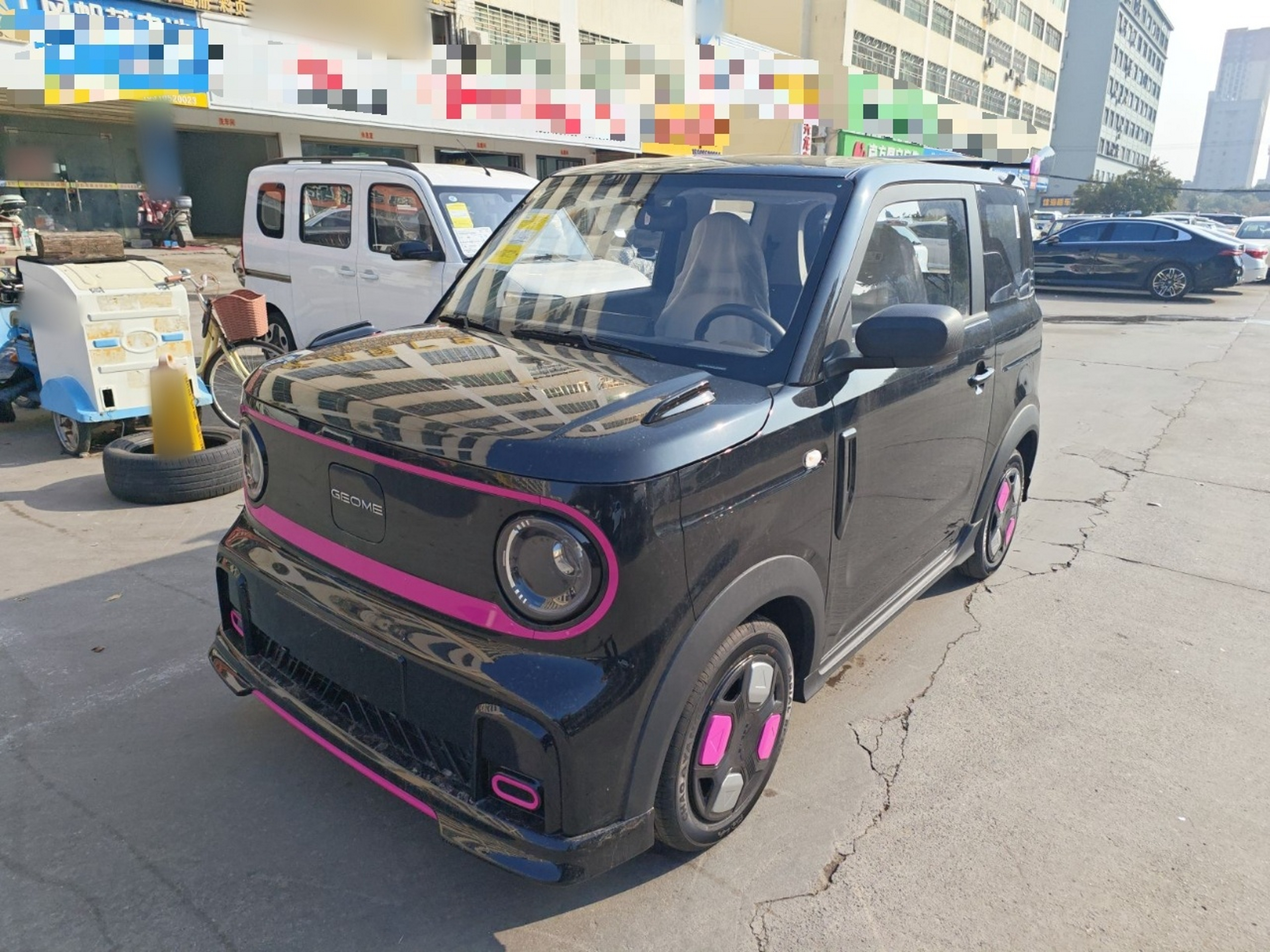 تحت مقدمة السيارة