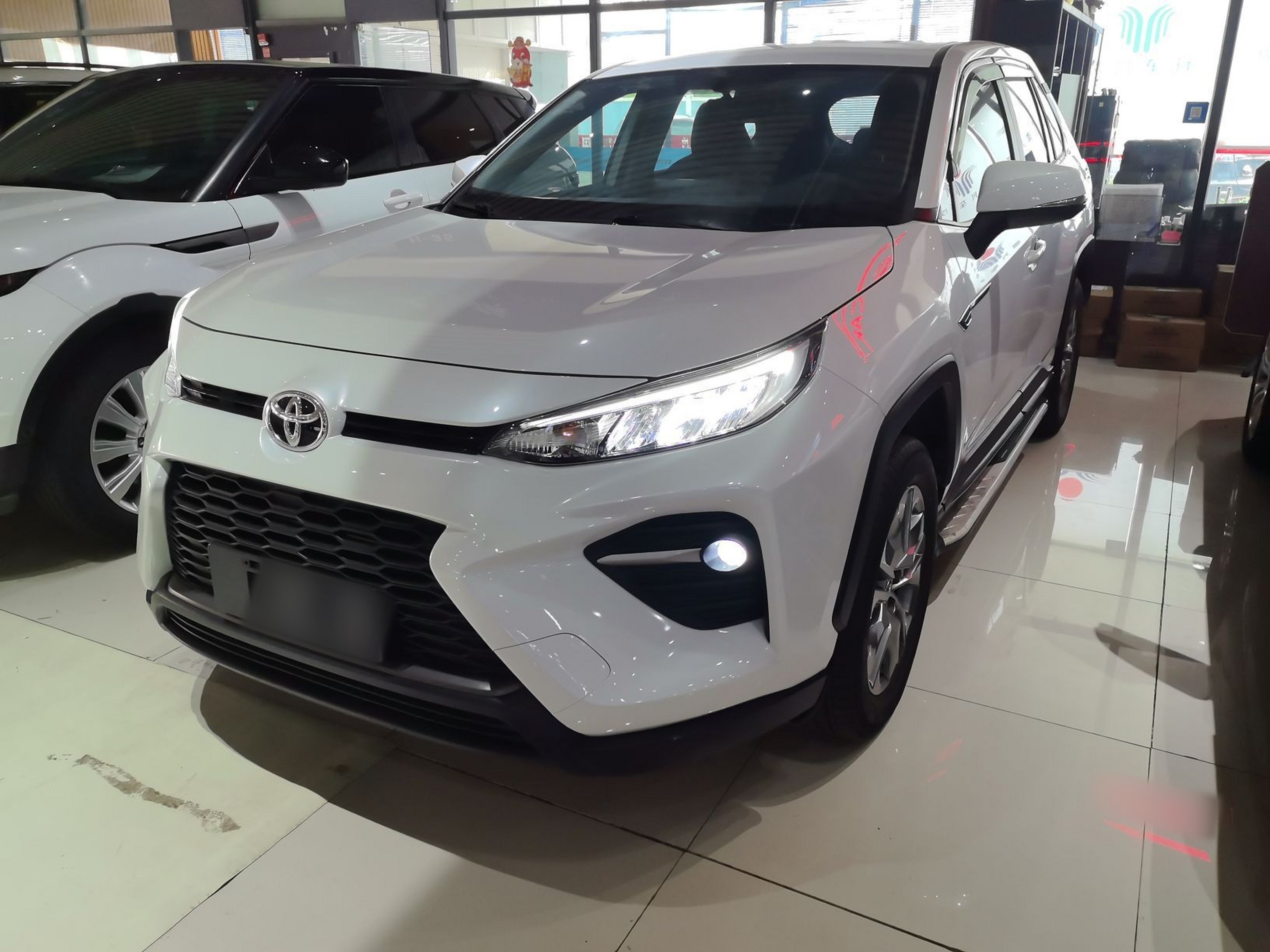 Под передней частью автомобиля