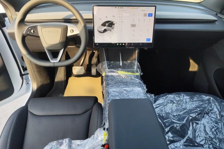 Used Tesla Model Y L 2025 Long-Range All-Wheel-Drive Version
