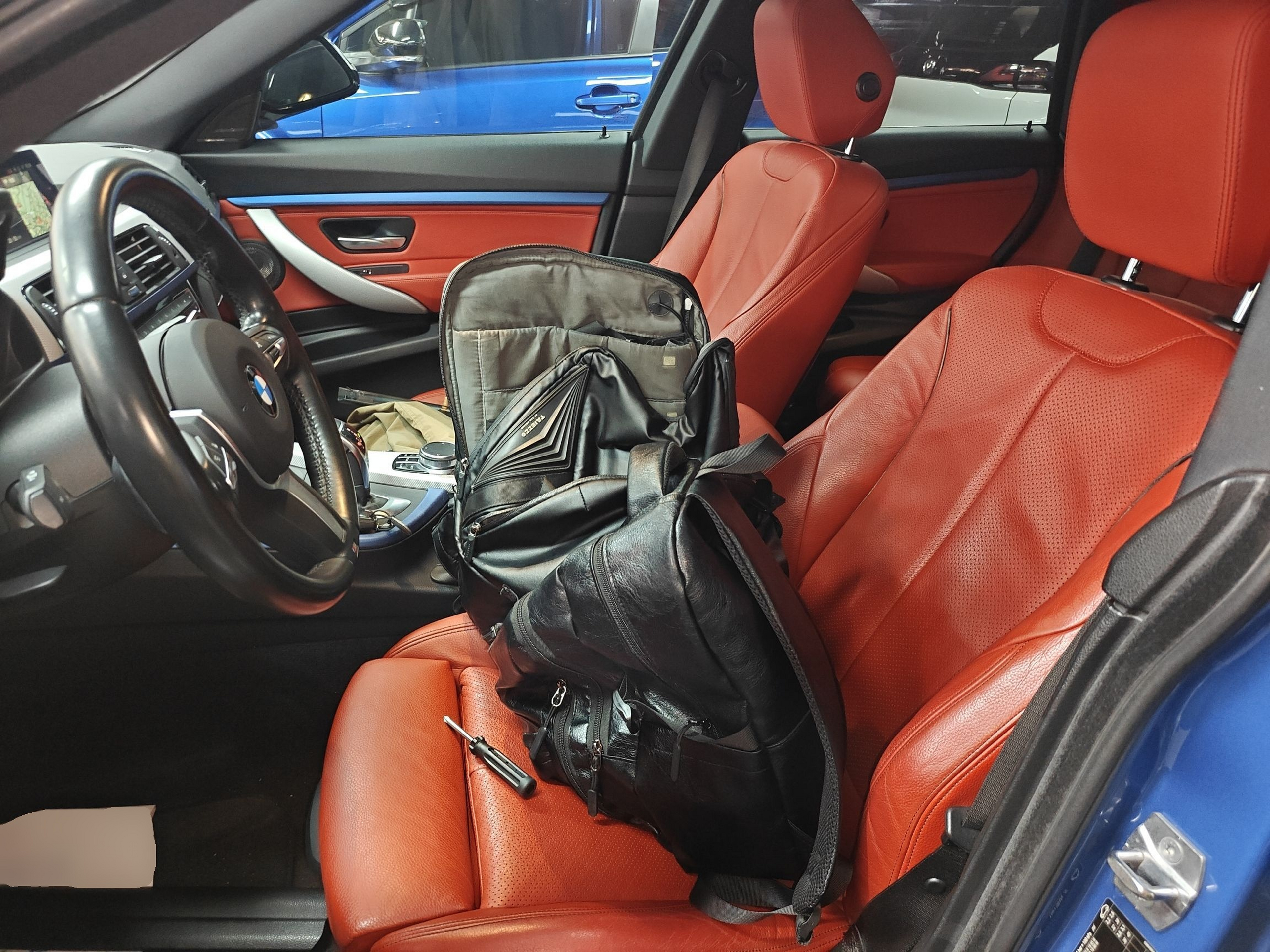 المقاعد الأمامية داخل السيارة