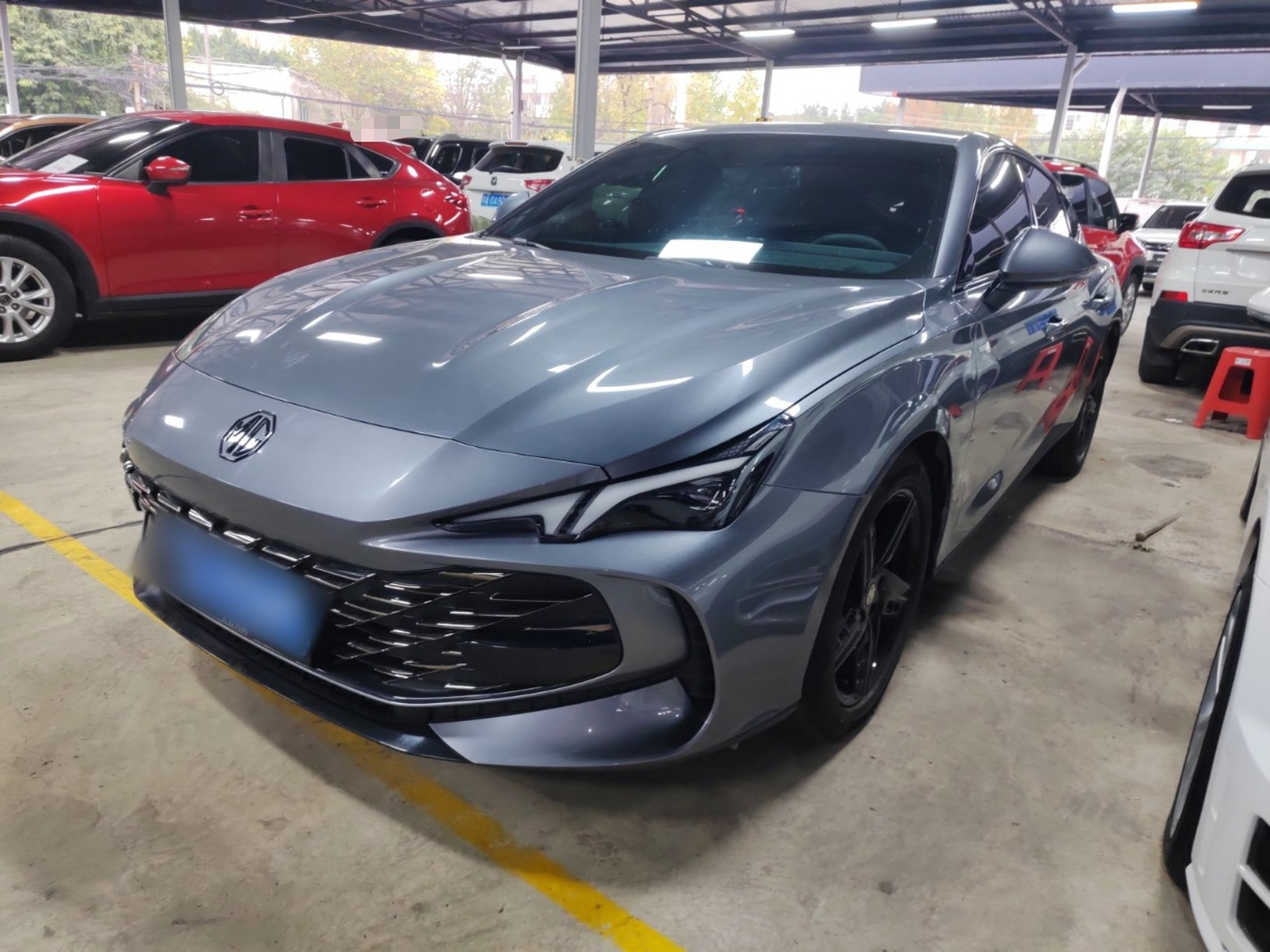 تحت مقدمة السيارة