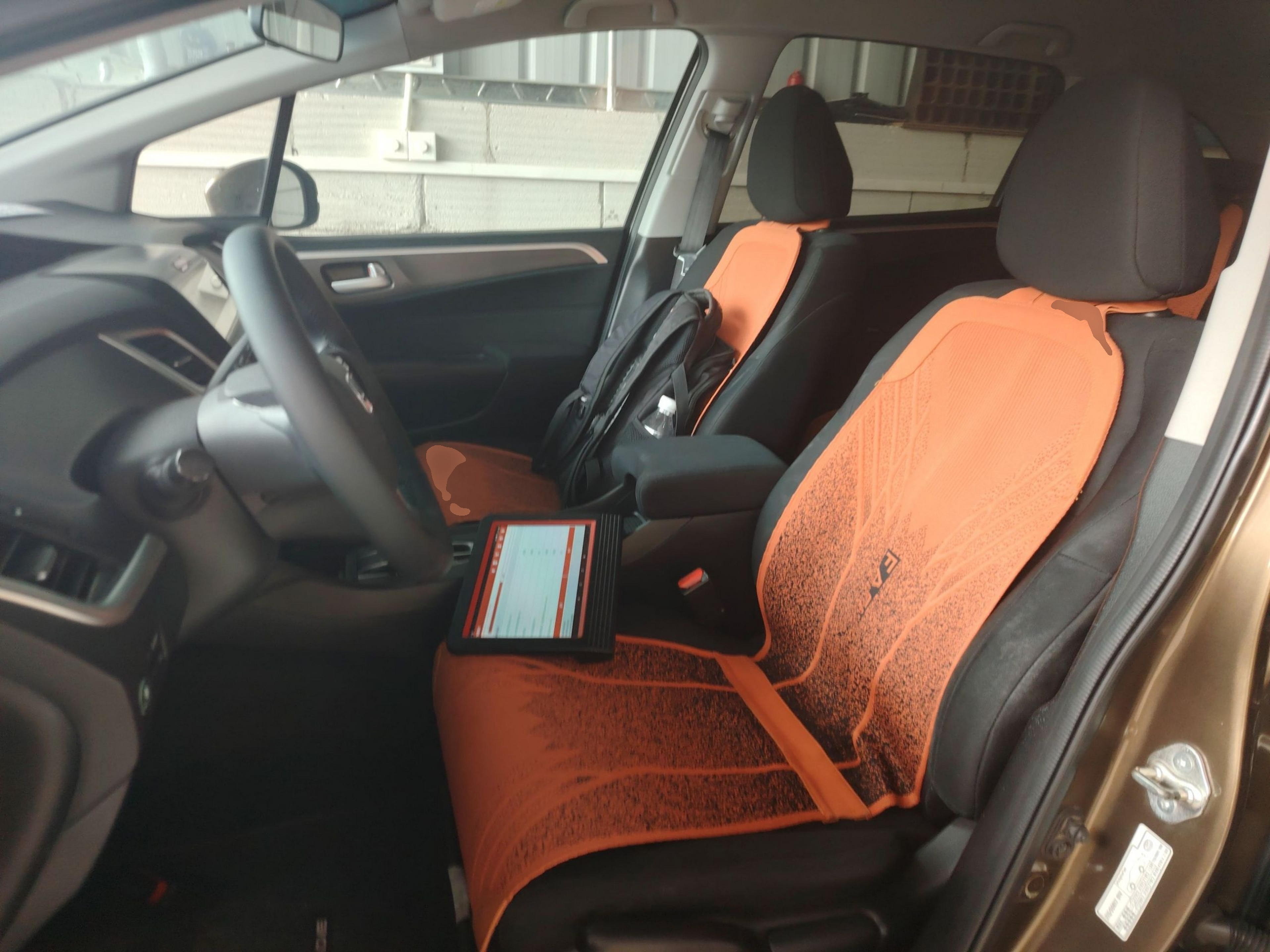 Переднее сиденье в автомобиле