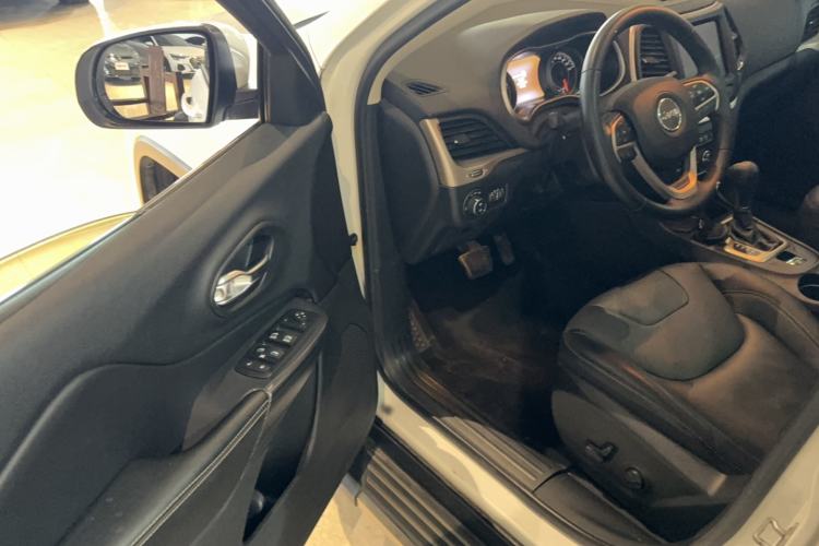 Used  Cherokee 2017 2.0L Superior Edition
