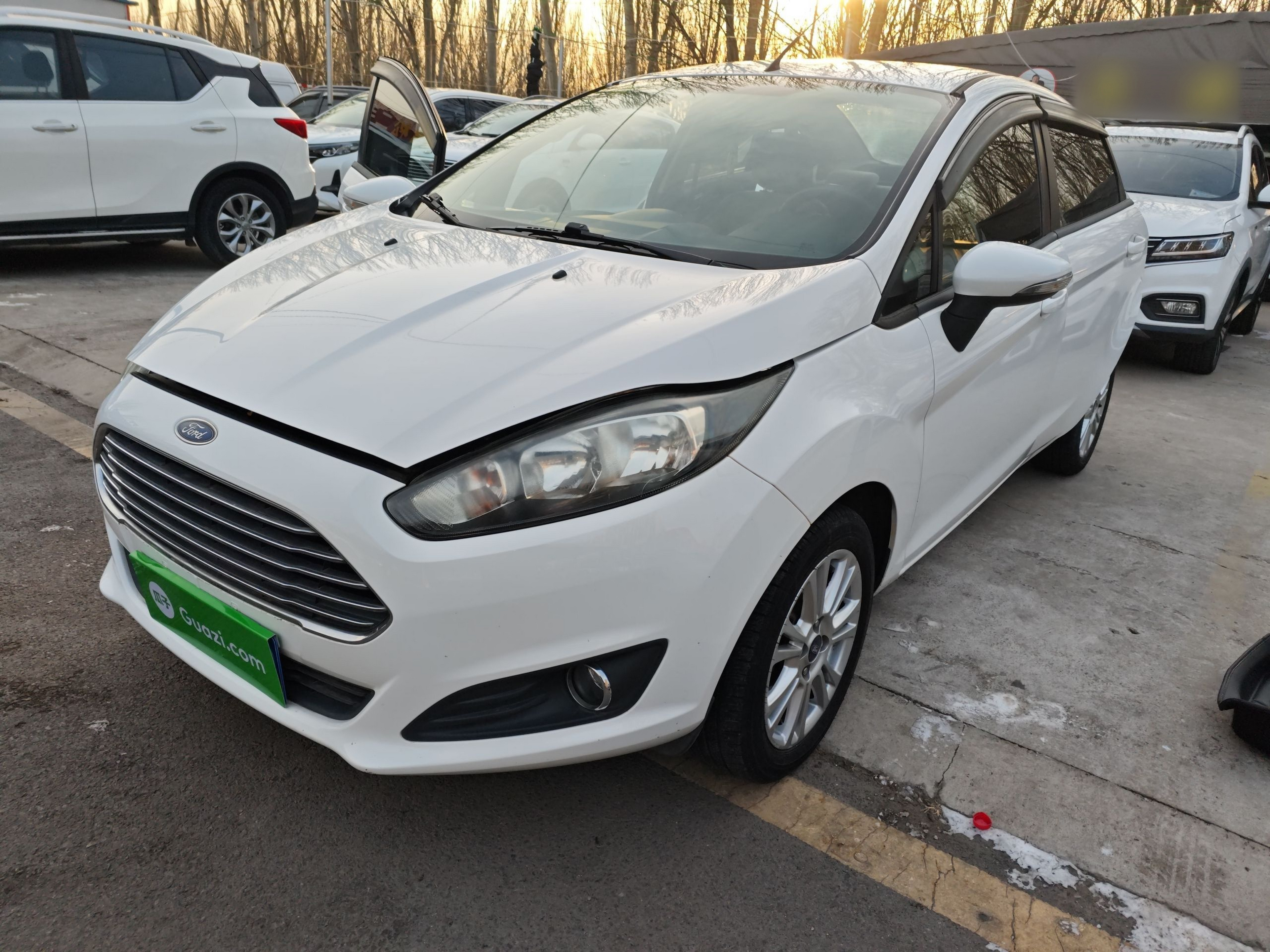 Под передней частью автомобиля