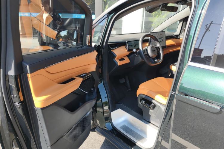 Used  LEVC L380 2024 140-Degree 6-Seater All-Wheel-Drive Ultra
